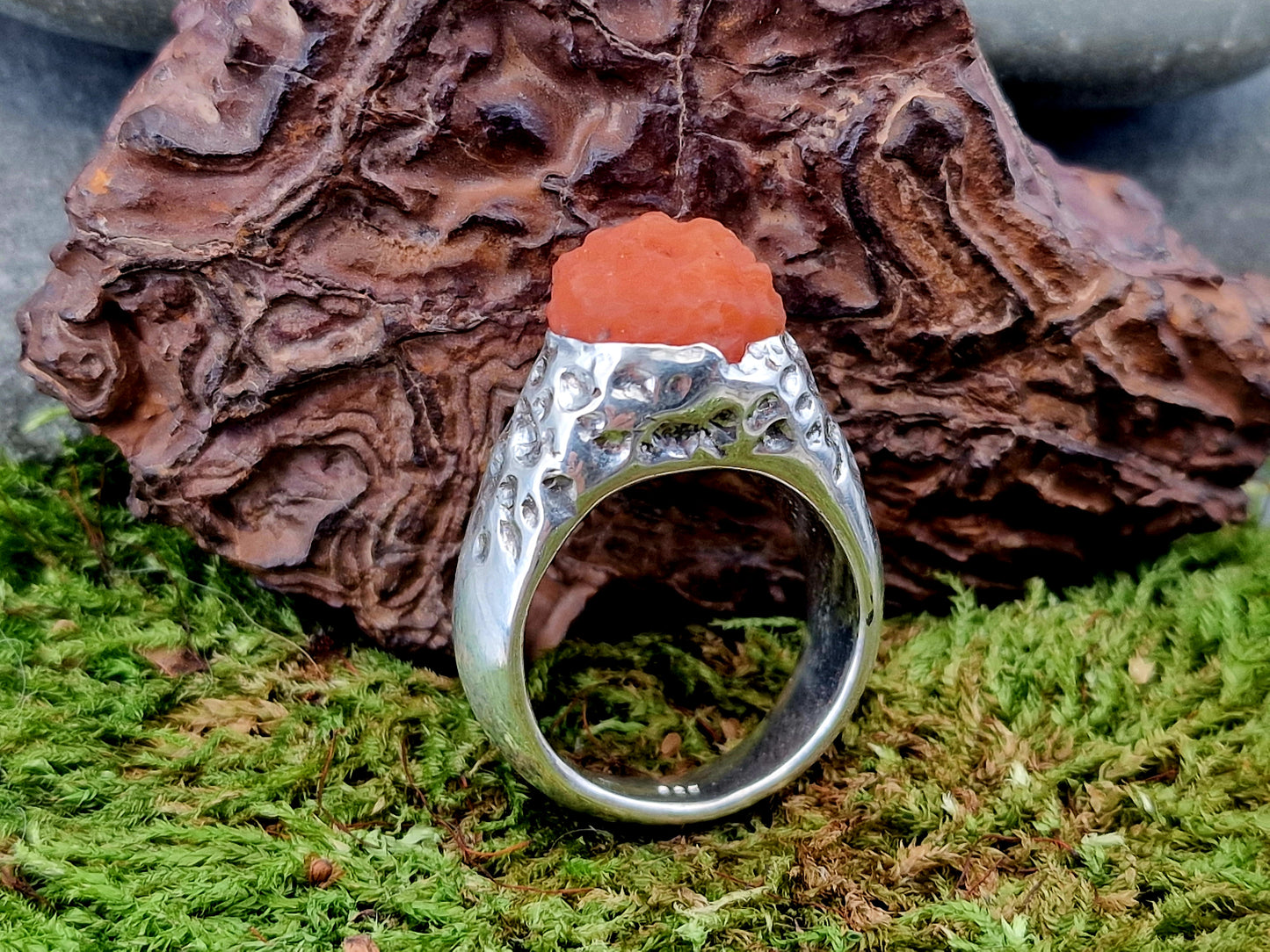 LeoLars-PABE Karneol Design Ring aus 925er Silber, Gr.56 (18), unbearbeiteter natürlicher Stein mit übergehendem Muster in die Ringschiene, Unikat, Handarbeit, massiv