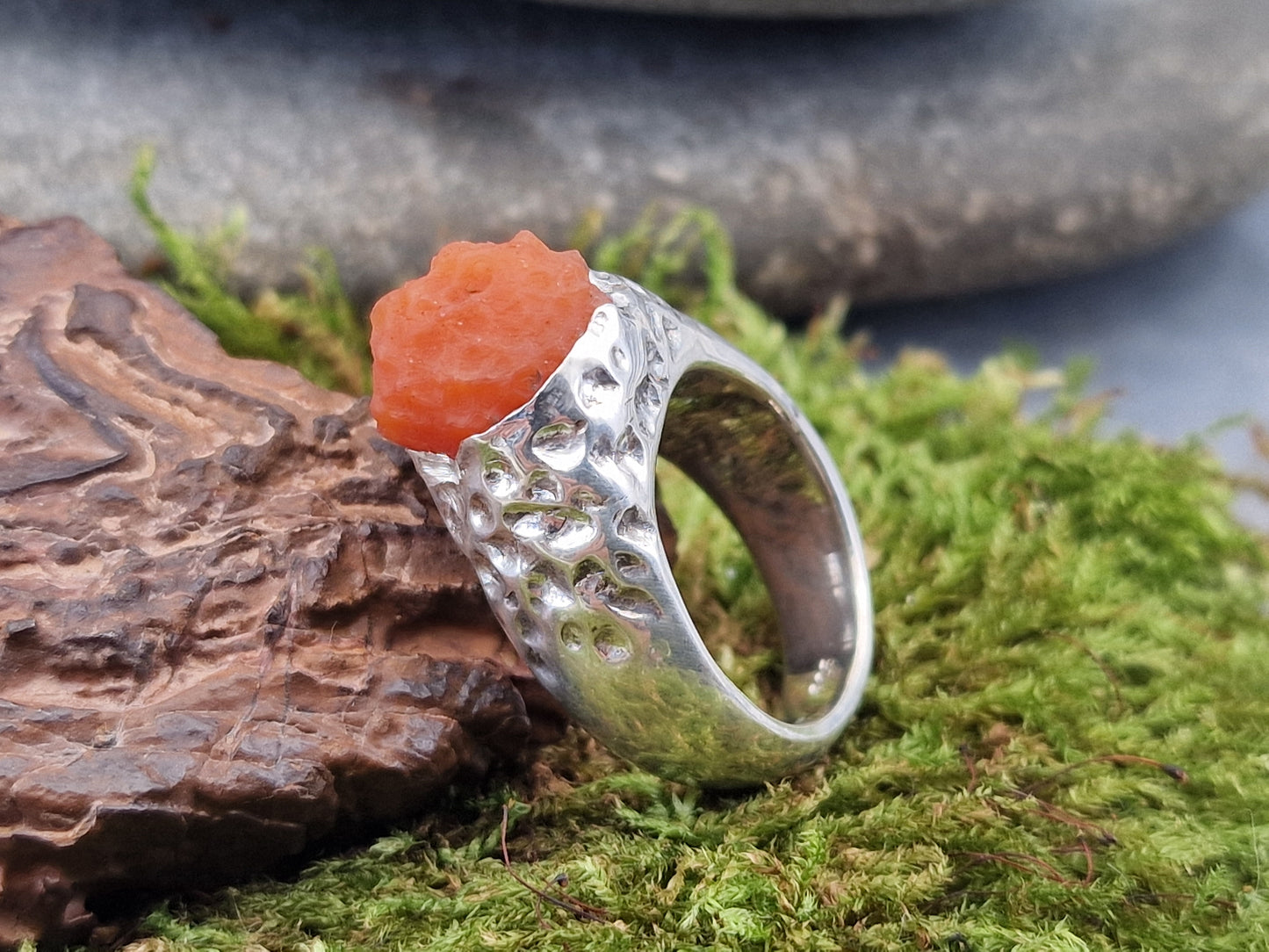 LeoLars-PABE Karneol Design Ring aus 925er Silber, Gr.56 (18), unbearbeiteter natürlicher Stein mit übergehendem Muster in die Ringschiene, Unikat, Handarbeit, massiv