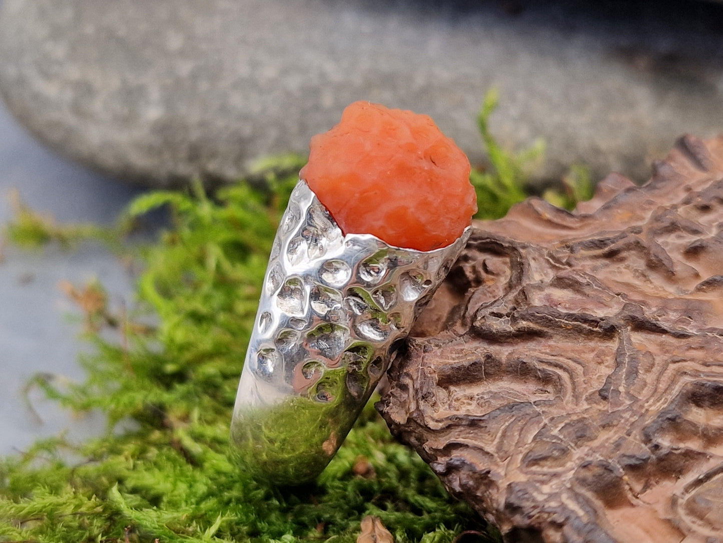 LeoLars-PABE Karneol Design Ring aus 925er Silber, Gr.56 (18), unbearbeiteter natürlicher Stein mit übergehendem Muster in die Ringschiene, Unikat, Handarbeit, massiv