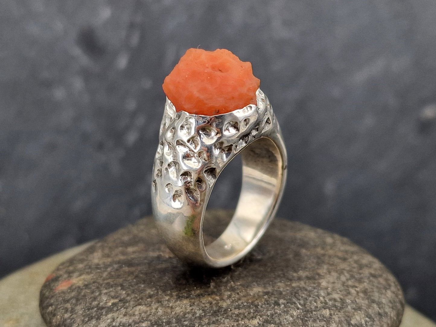 LeoLars-PABE Karneol Design Ring aus 925er Silber, Gr.56 (18), unbearbeiteter natürlicher Stein mit übergehendem Muster in die Ringschiene, Unikat, Handarbeit, massiv