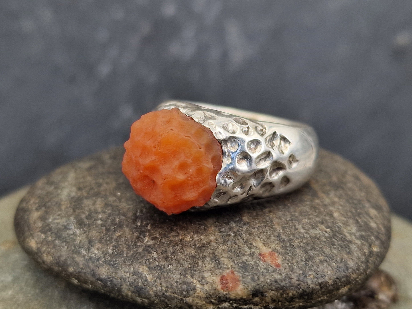 LeoLars-PABE Karneol Design Ring aus 925er Silber, Gr.56 (18), unbearbeiteter natürlicher Stein mit übergehendem Muster in die Ringschiene, Unikat, Handarbeit, massiv