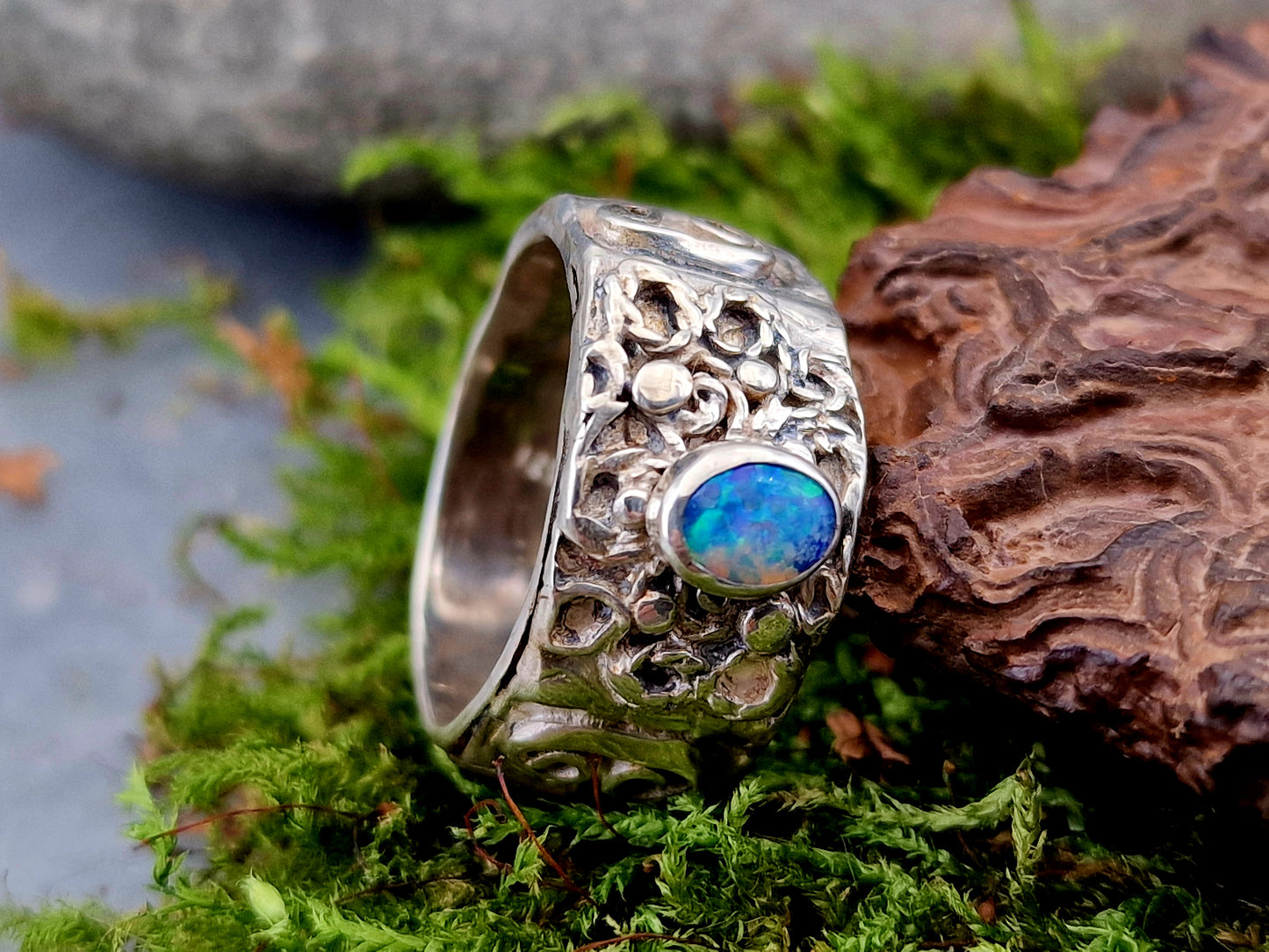 LeoLars-PABE Lightning Ridge Opal Design Ring, Gr.58-59 (18,5), aus 925er Silber, Ring verspielt, verschnörkelt, Opal mit grünem und blauem Opalfeuer, Unikat, Handarbeit