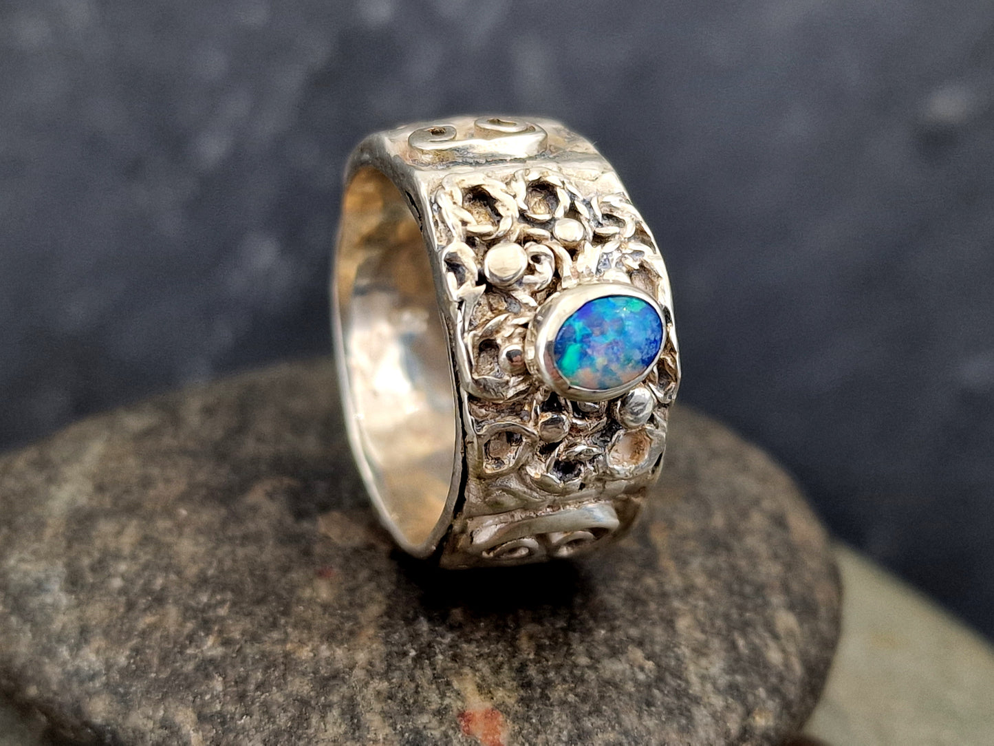 LeoLars-PABE Lightning Ridge Opal Design Ring, Gr.58-59 (18,5), aus 925er Silber, Ring verspielt, verschnörkelt, Opal mit grünem und blauem Opalfeuer, Unikat, Handarbeit