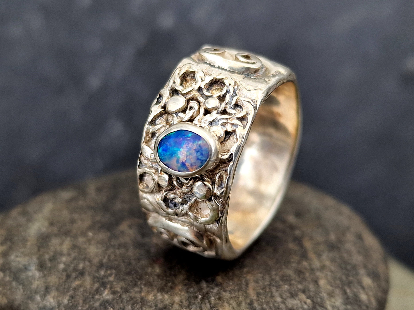 LeoLars-PABE Lightning Ridge Opal Design Ring, Gr.58-59 (18,5), aus 925er Silber, Ring verspielt, verschnörkelt, Opal mit grünem und blauem Opalfeuer, Unikat, Handarbeit