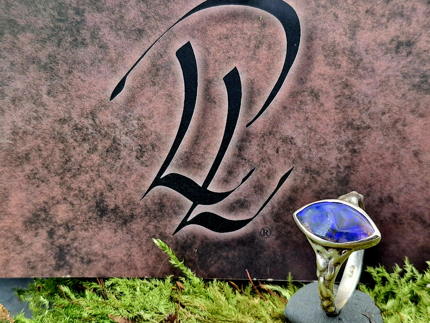 LeoLars-PABE Lightning Ridge Black Chrystal Opal Design Ring, Gr.56 (18), aus 925er Silber, Lila Opalfeuer, Ringschiene Tropfendesign, Unikat, Handarbeit