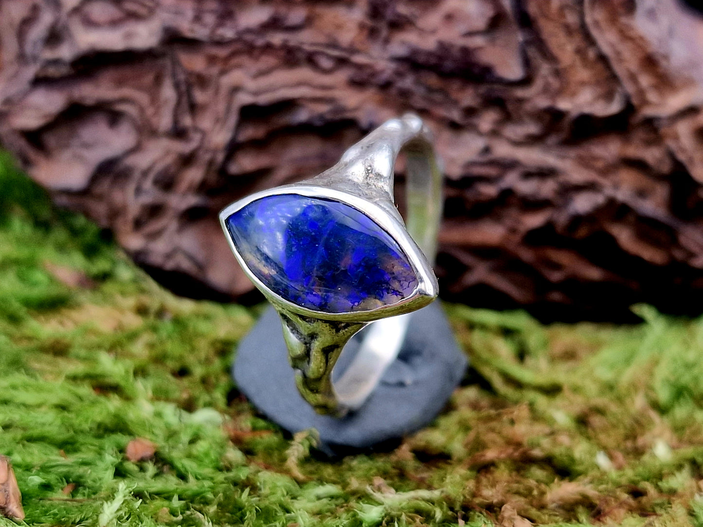 LeoLars-PABE Lightning Ridge Black Chrystal Opal Design Ring, Gr.56 (18), aus 925er Silber, Lila Opalfeuer, Ringschiene Tropfendesign, Unikat, Handarbeit