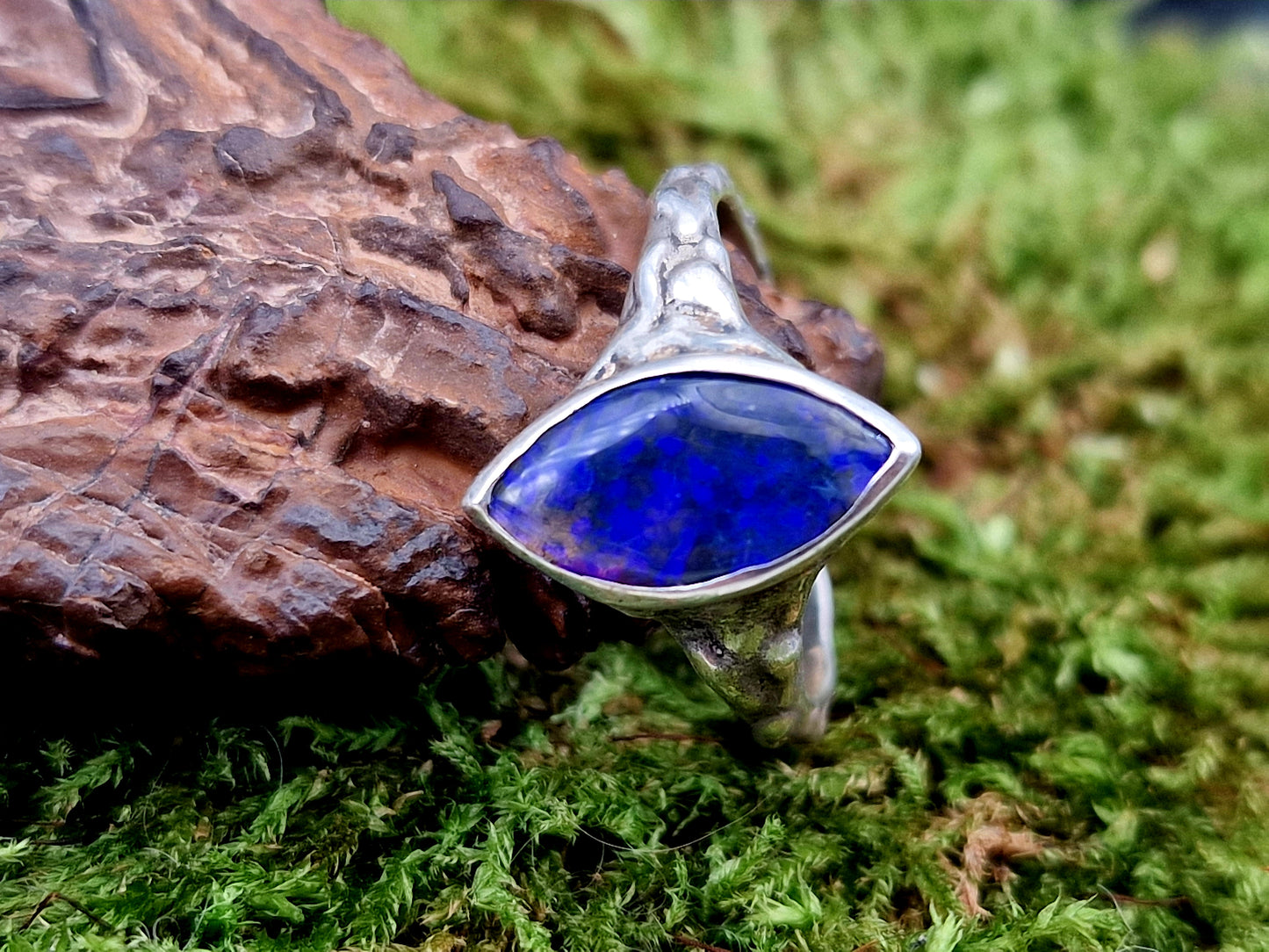 LeoLars-PABE Lightning Ridge Black Chrystal Opal Design Ring, Gr.56 (18), aus 925er Silber, Lila Opalfeuer, Ringschiene Tropfendesign, Unikat, Handarbeit