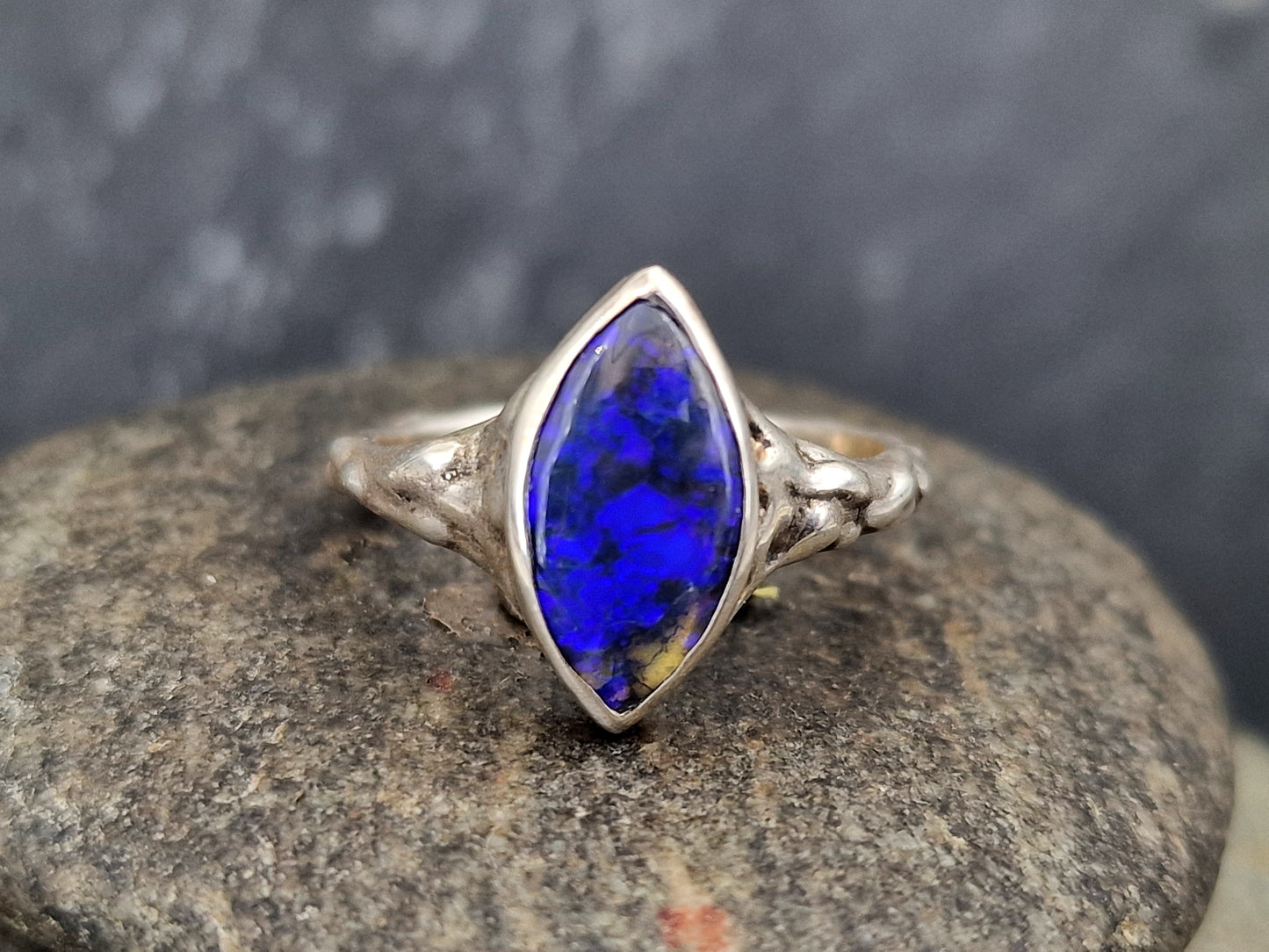 LeoLars-PABE Lightning Ridge Black Chrystal Opal Design Ring, Gr.56 (18), aus 925er Silber, Lila Opalfeuer, Ringschiene Tropfendesign, Unikat, Handarbeit