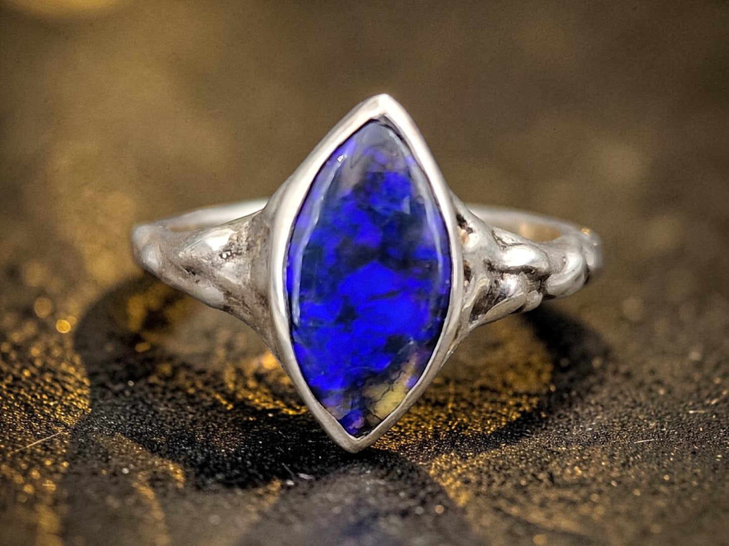 LeoLars-PABE Lightning Ridge Black Chrystal Opal Design Ring, Gr.56 (18), aus 925er Silber, Lila Opalfeuer, Ringschiene Tropfendesign, Unikat, Handarbeit