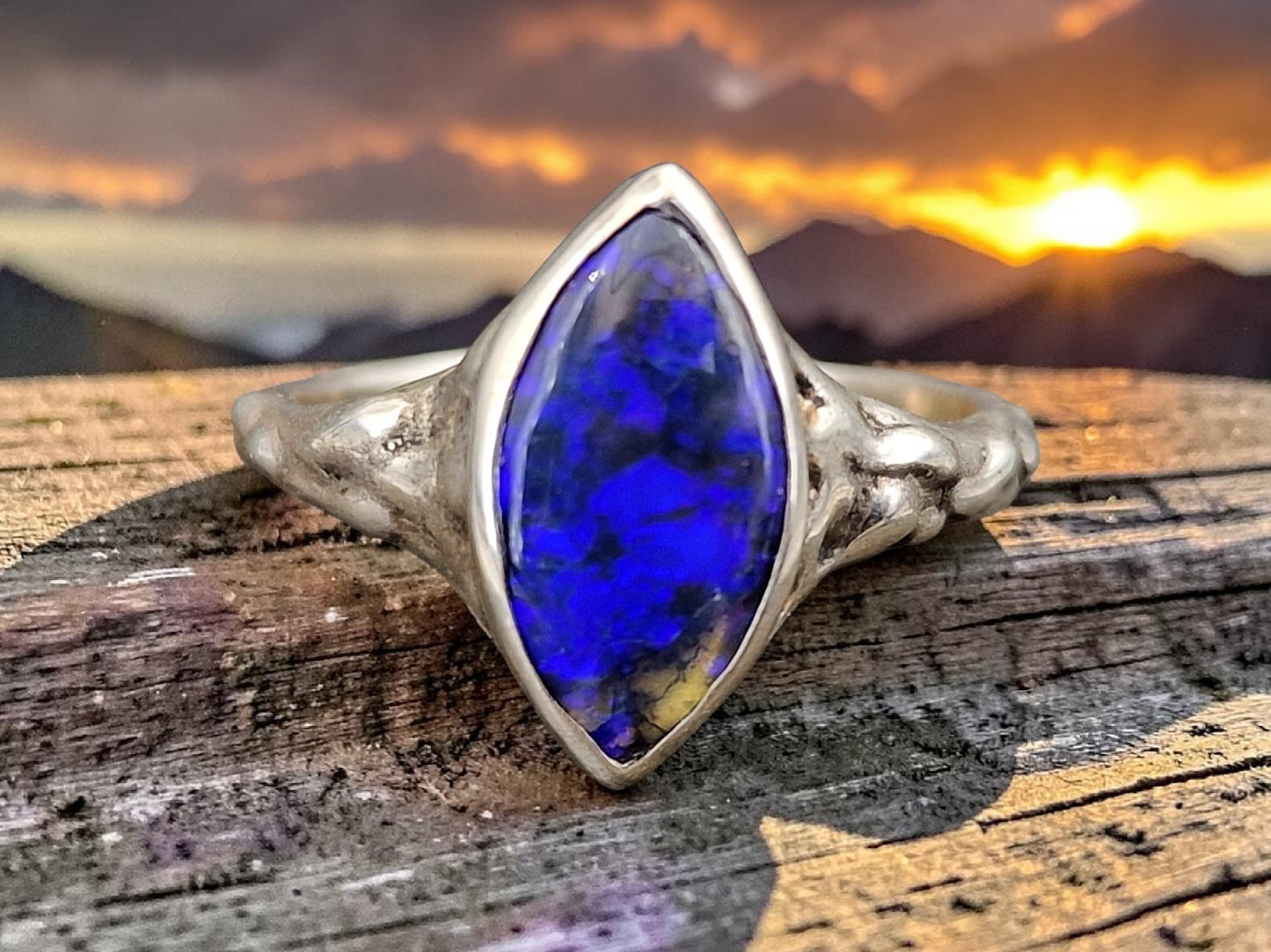 LeoLars-PABE Lightning Ridge Black Chrystal Opal Design Ring, Gr.56 (18), aus 925er Silber, Lila Opalfeuer, Ringschiene Tropfendesign, Unikat, Handarbeit