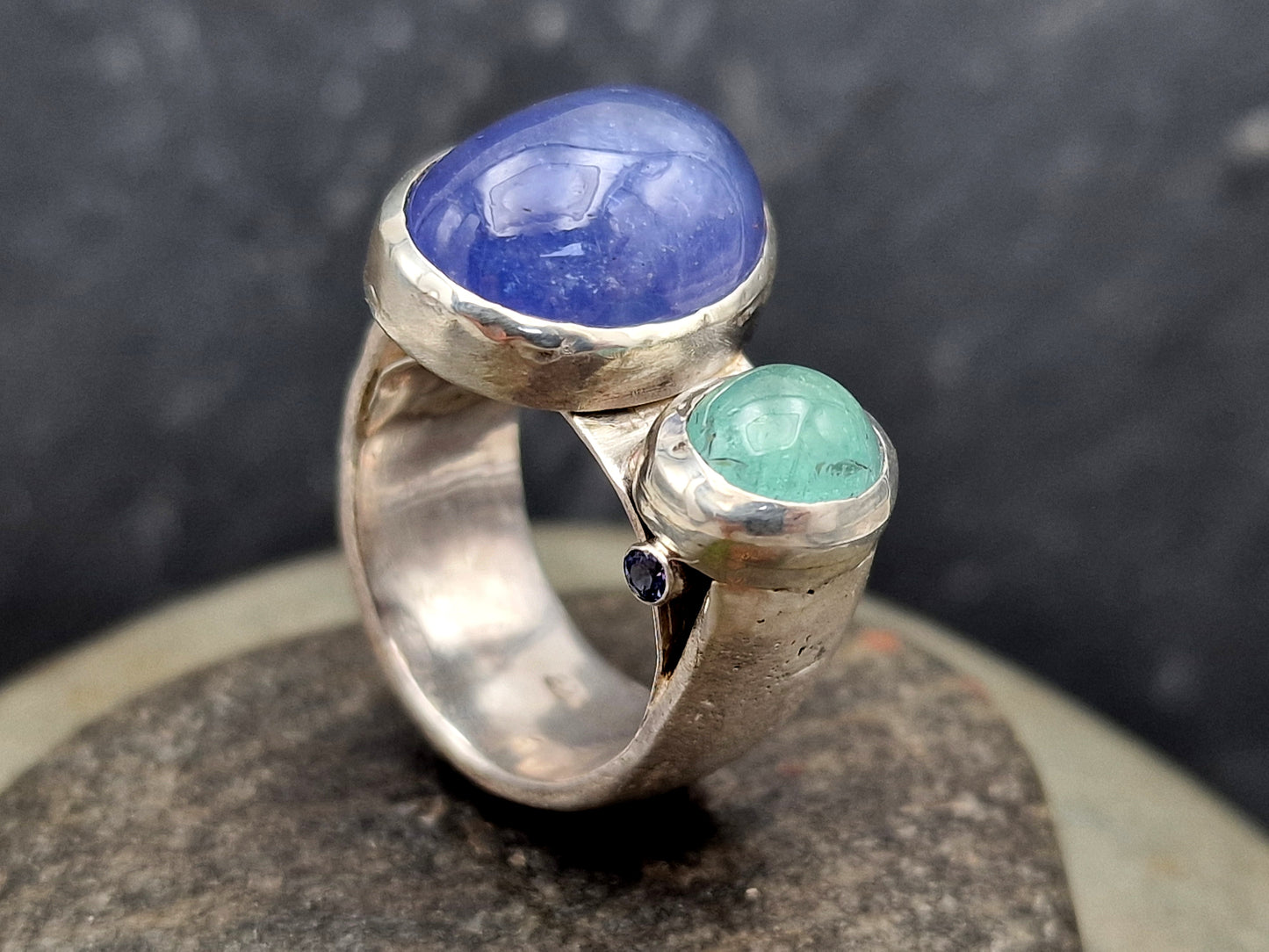 LeoLars-PABE Tansanit und heller Smaragd Ring mit 2 Saphiren als Akzentstein aus 925er Silber, groß, massiv, schwer, harmonisch, Gr.57(18,3), Unikat, Handarbeit