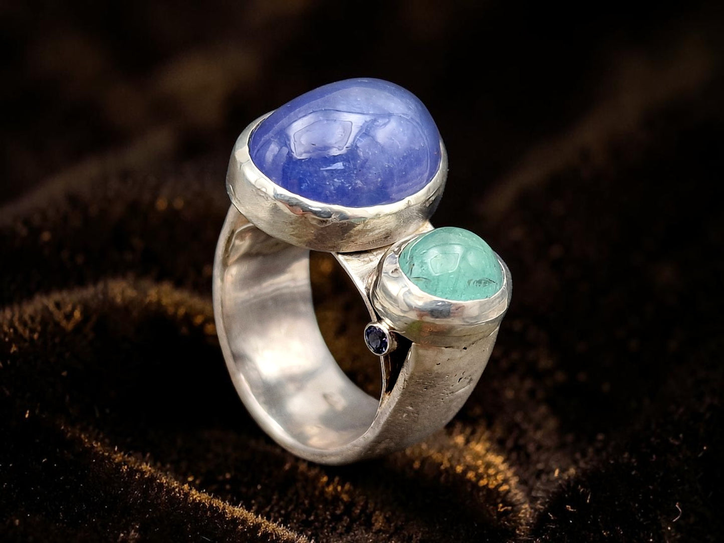 LeoLars-PABE Tansanit und heller Smaragd Ring mit 2 Saphiren als Akzentstein aus 925er Silber, groß, massiv, schwer, harmonisch, Gr.57(18,3), Unikat, Handarbeit