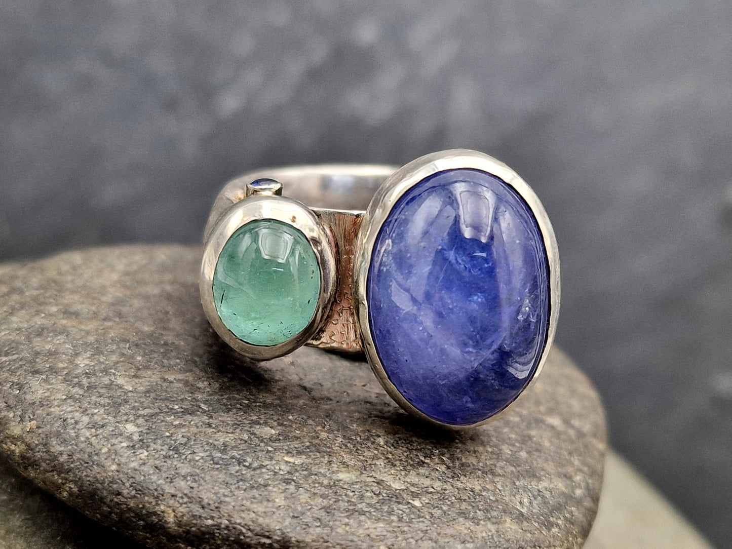 LeoLars-PABE Tansanit und heller Smaragd Ring mit 2 Saphiren als Akzentstein aus 925er Silber, groß, massiv, schwer, harmonisch, Gr.57(18,3), Unikat, Handarbeit