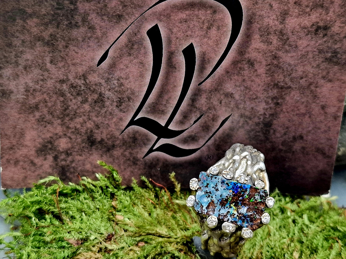 Boulder Opal Design Ring aus 925er Silber, Gr.62 (19,7), massiv, mit 11 facettierten Bergkristallen in den Stotzen der Fassung, wie organisch gewachsen, mehrfarbiges Opalfeuer, Unikat, Handarbeit