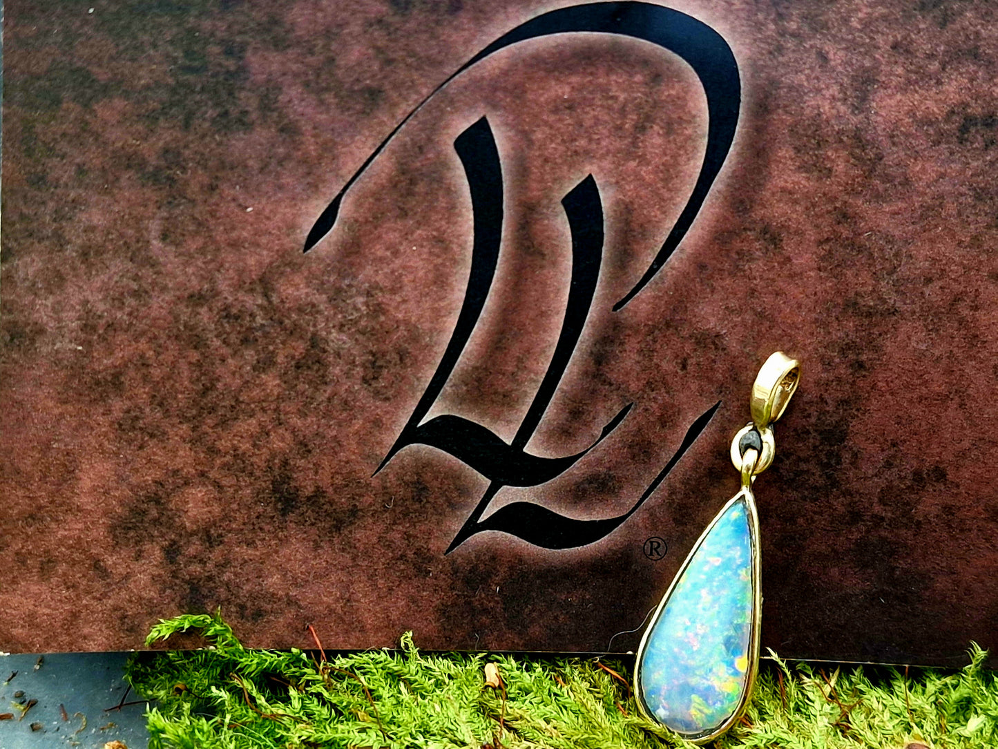 LeoLars-PABE Andamooka Opal Anhänger aus 585er Gelbgold in Tropfenform, herrliches Multicolor Opalfeuer, beidseitig tragbar, Unikat, Handarbeit