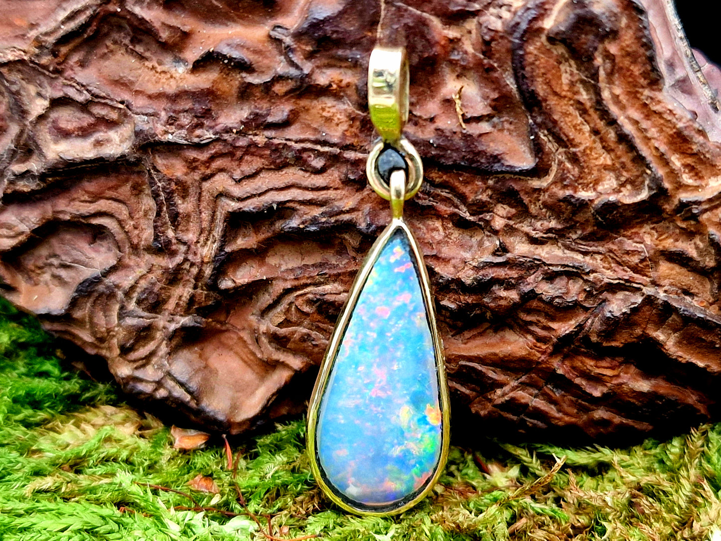 LeoLars-PABE Andamooka Opal Anhänger aus 585er Gelbgold in Tropfenform, herrliches Multicolor Opalfeuer, beidseitig tragbar, Unikat, Handarbeit
