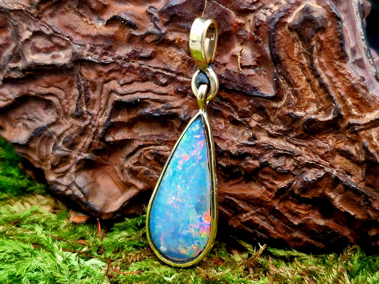 LeoLars-PABE Andamooka Opal Anhänger aus 585er Gelbgold in Tropfenform, herrliches Multicolor Opalfeuer, beidseitig tragbar, Unikat, Handarbeit