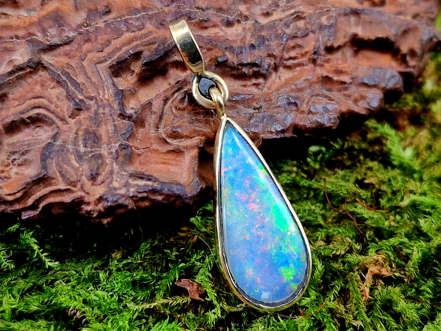 LeoLars-PABE Andamooka Opal Anhänger aus 585er Gelbgold in Tropfenform, herrliches Multicolor Opalfeuer, beidseitig tragbar, Unikat, Handarbeit