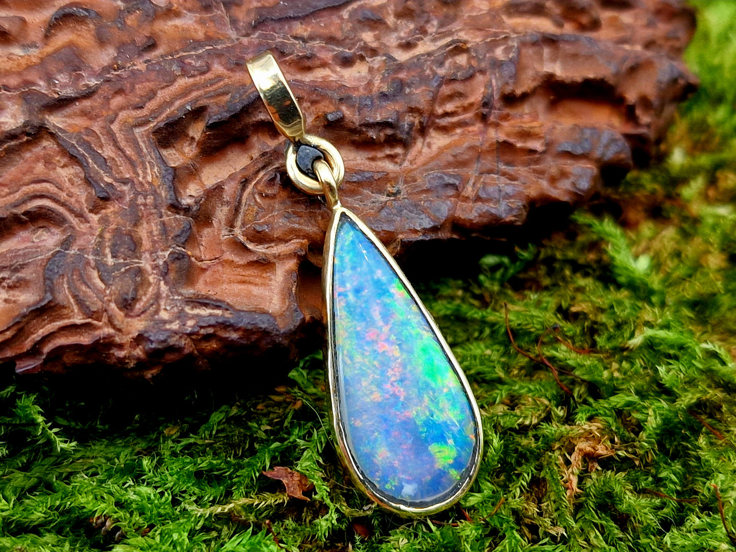 LeoLars-PABE Andamooka Opal Anhänger aus 585er Gelbgold in Tropfenform, herrliches Multicolor Opalfeuer, beidseitig tragbar, Unikat, Handarbeit