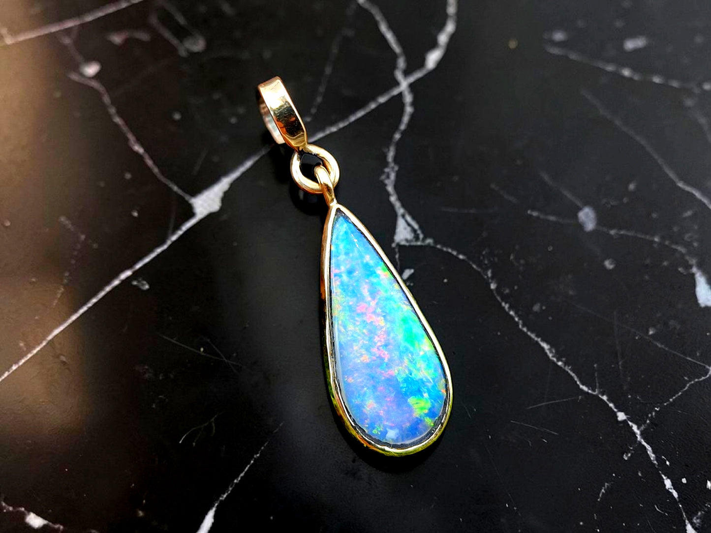 LeoLars-PABE Andamooka Opal Anhänger aus 585er Gelbgold in Tropfenform, herrliches Multicolor Opalfeuer, beidseitig tragbar, Unikat, Handarbeit