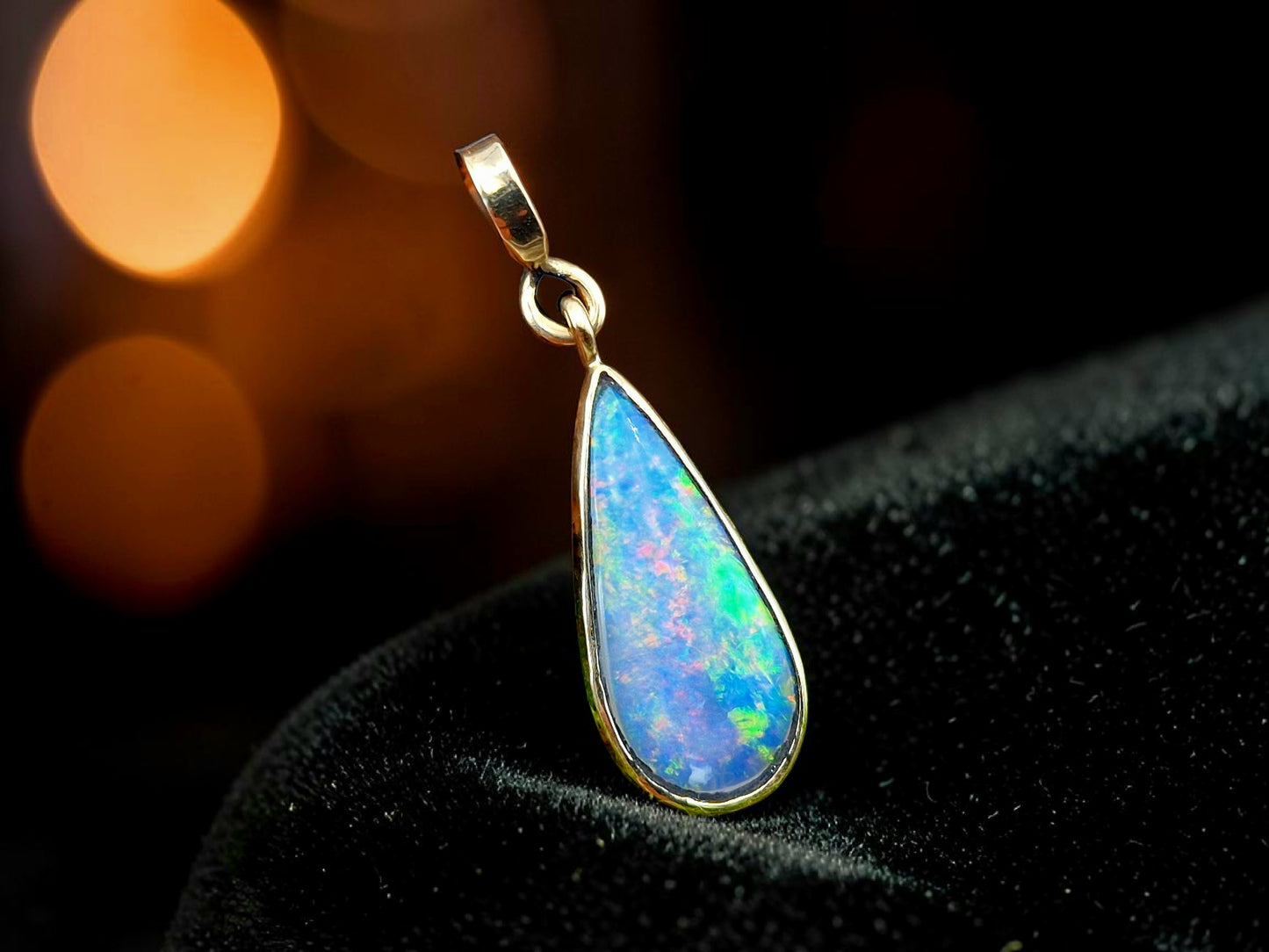 LeoLars-PABE Andamooka Opal Anhänger aus 585er Gelbgold in Tropfenform, herrliches Multicolor Opalfeuer, beidseitig tragbar, Unikat, Handarbeit