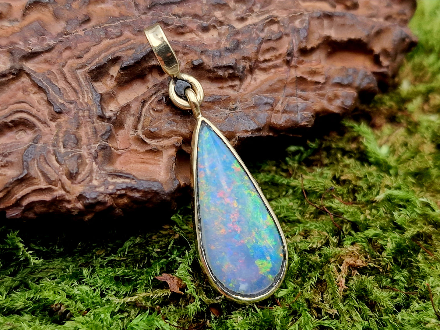 LeoLars-PABE Andamooka Opal Anhänger aus 585er Gelbgold in Tropfenform, herrliches Multicolor Opalfeuer, beidseitig tragbar, Unikat, Handarbeit
