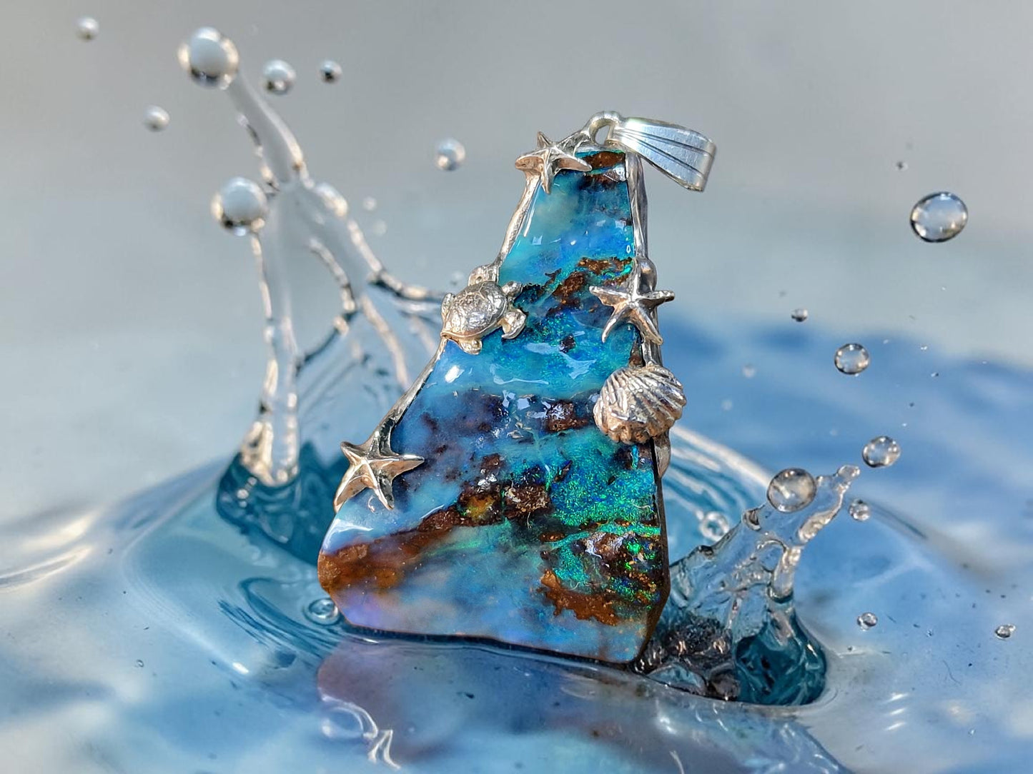 LeoLars-PABE Boulder Opal Anhänger im maritimen Design aus 925er Silber,mit grün-blauem Opalfeuer, Akzente wie Muschel, Seesterne und Meeresschildkröte, Unikat, Handarbeit, Unisex