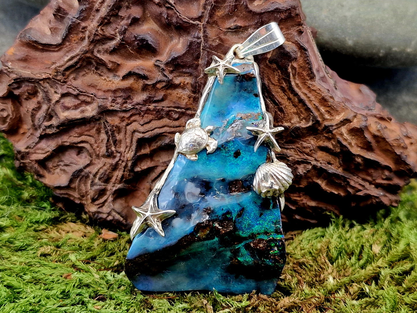 LeoLars-PABE Boulder Opal Anhänger im maritimen Design aus 925er Silber,mit grün-blauem Opalfeuer, Akzente wie Muschel, Seesterne und Meeresschildkröte, Unikat, Handarbeit, Unisex