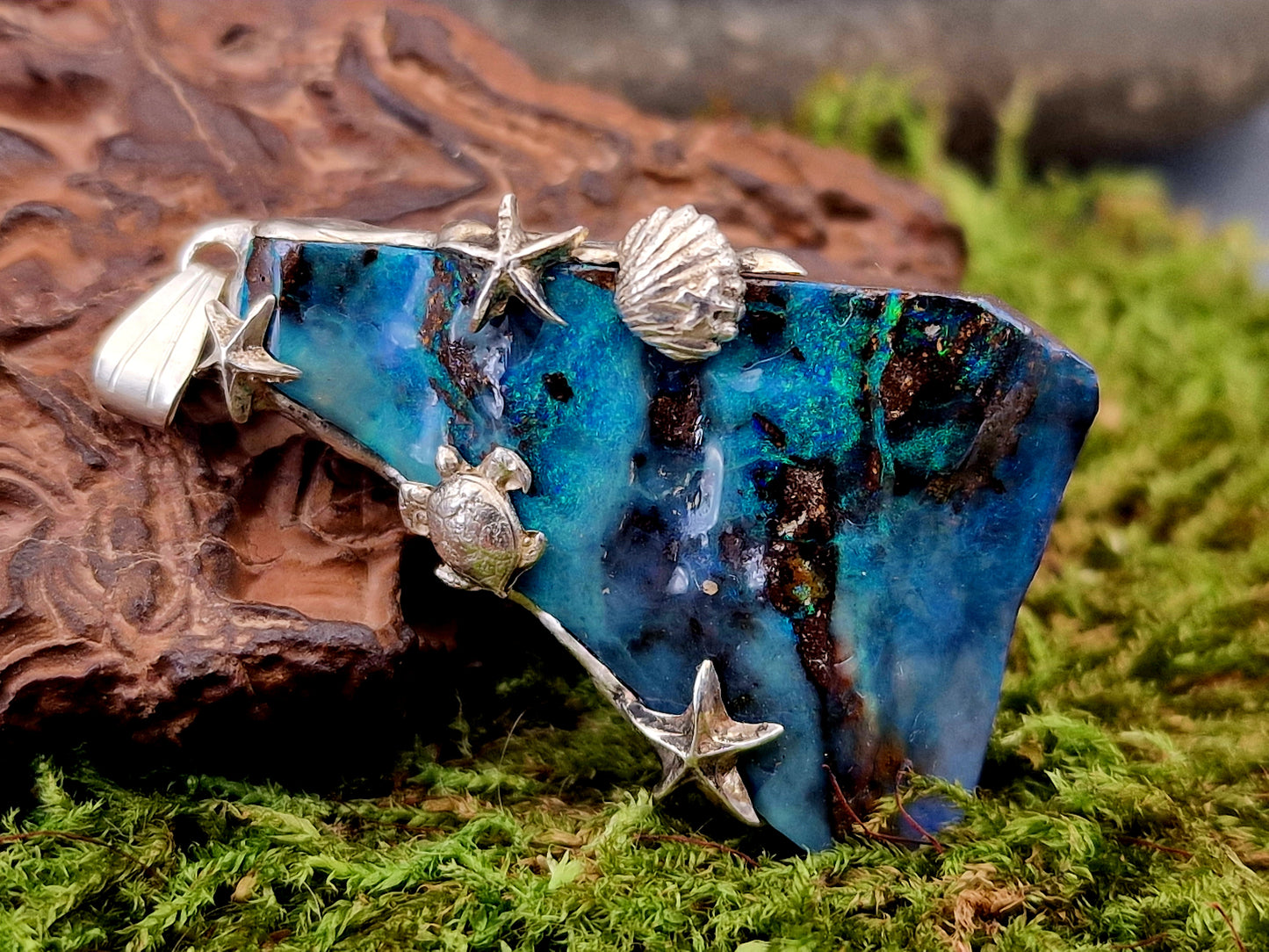 LeoLars-PABE Boulder Opal Anhänger im maritimen Design aus 925er Silber,mit grün-blauem Opalfeuer, Akzente wie Muschel, Seesterne und Meeresschildkröte, Unikat, Handarbeit, Unisex