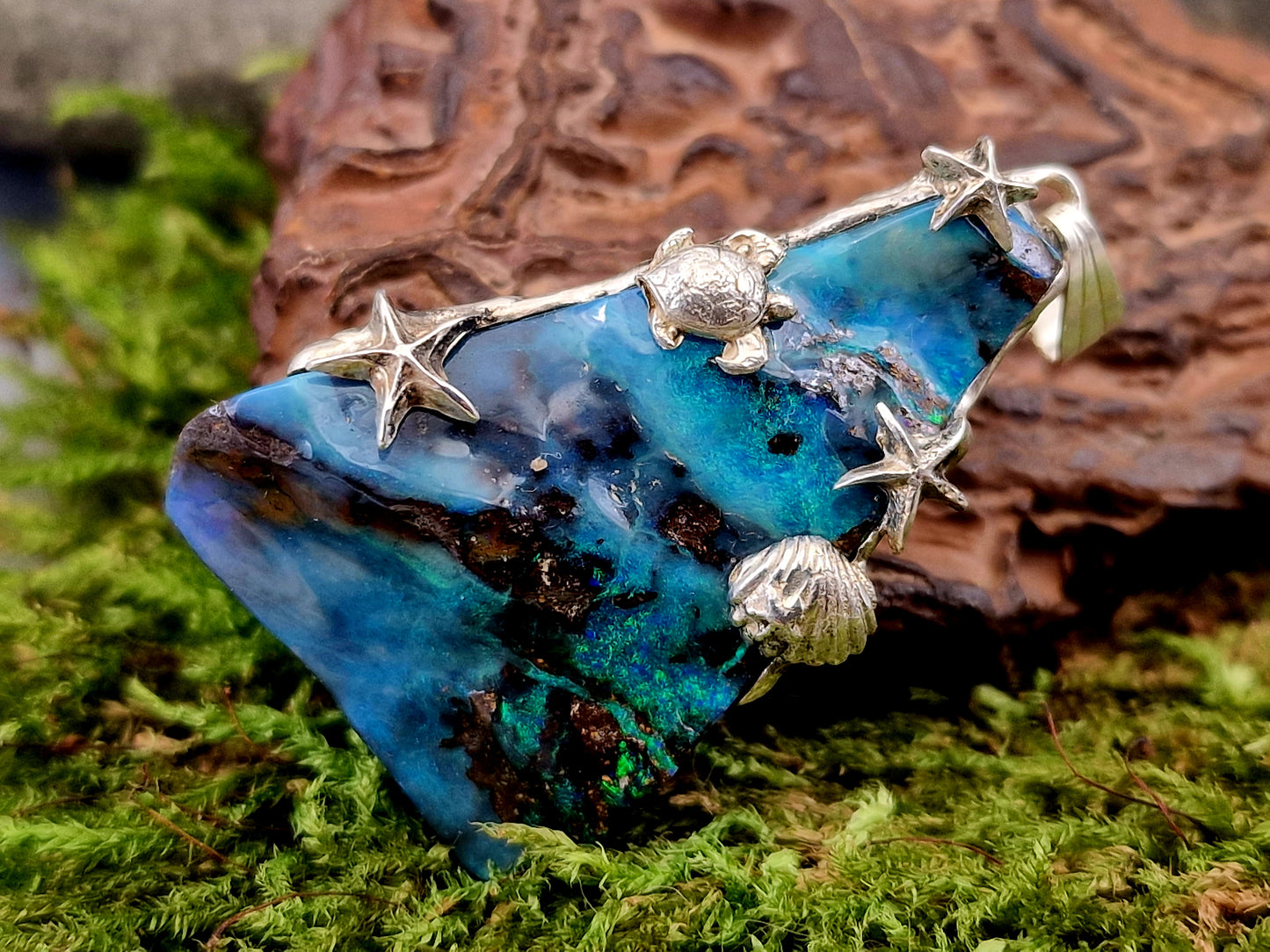 LeoLars-PABE Boulder Opal Anhänger im maritimen Design aus 925er Silber,mit grün-blauem Opalfeuer, Akzente wie Muschel, Seesterne und Meeresschildkröte, Unikat, Handarbeit, Unisex