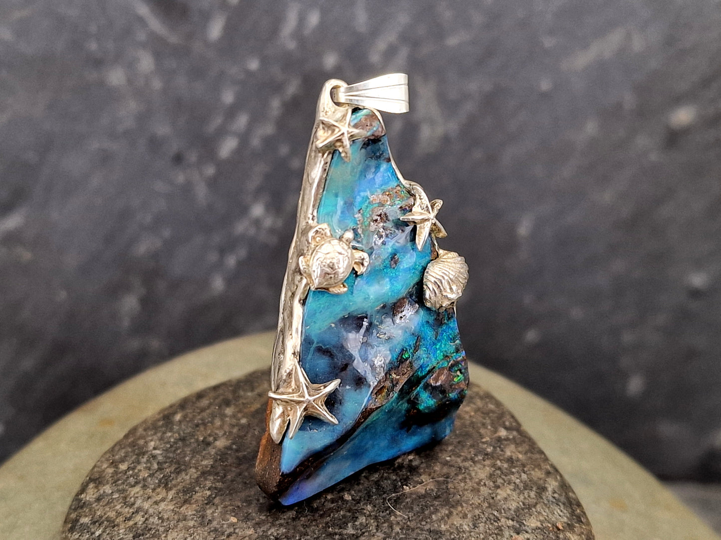 LeoLars-PABE Boulder Opal Anhänger im maritimen Design aus 925er Silber,mit grün-blauem Opalfeuer, Akzente wie Muschel, Seesterne und Meeresschildkröte, Unikat, Handarbeit, Unisex