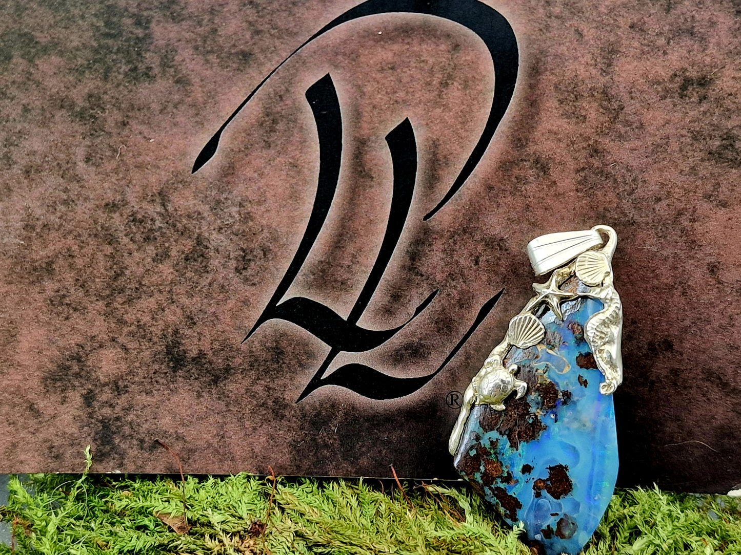 LeoLars-PABE Maritimer Boulder Opal Design Anhänger aus 925er Silber, grün-blaues Opalfeuer, Akzente wie Muscheln, Seestern, Meeresschildkröte und ein Seepferdchen, Unikat, Unisex, Handarbeit