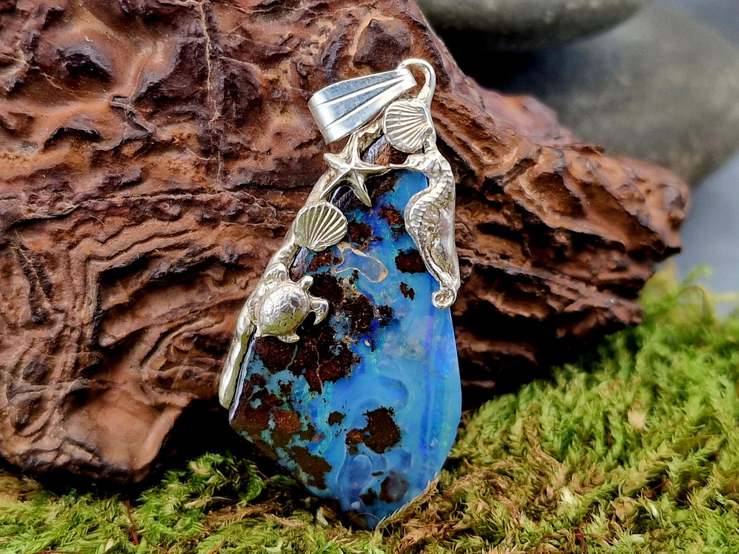 LeoLars-PABE Maritimer Boulder Opal Design Anhänger aus 925er Silber, grün-blaues Opalfeuer, Akzente wie Muscheln, Seestern, Meeresschildkröte und ein Seepferdchen, Unikat, Unisex, Handarbeit