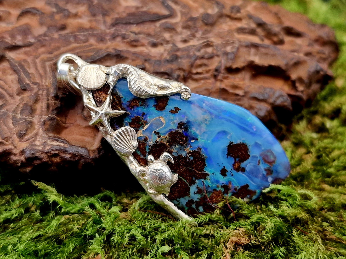 LeoLars-PABE Maritimer Boulder Opal Design Anhänger aus 925er Silber, grün-blaues Opalfeuer, Akzente wie Muscheln, Seestern, Meeresschildkröte und ein Seepferdchen, Unikat, Unisex, Handarbeit