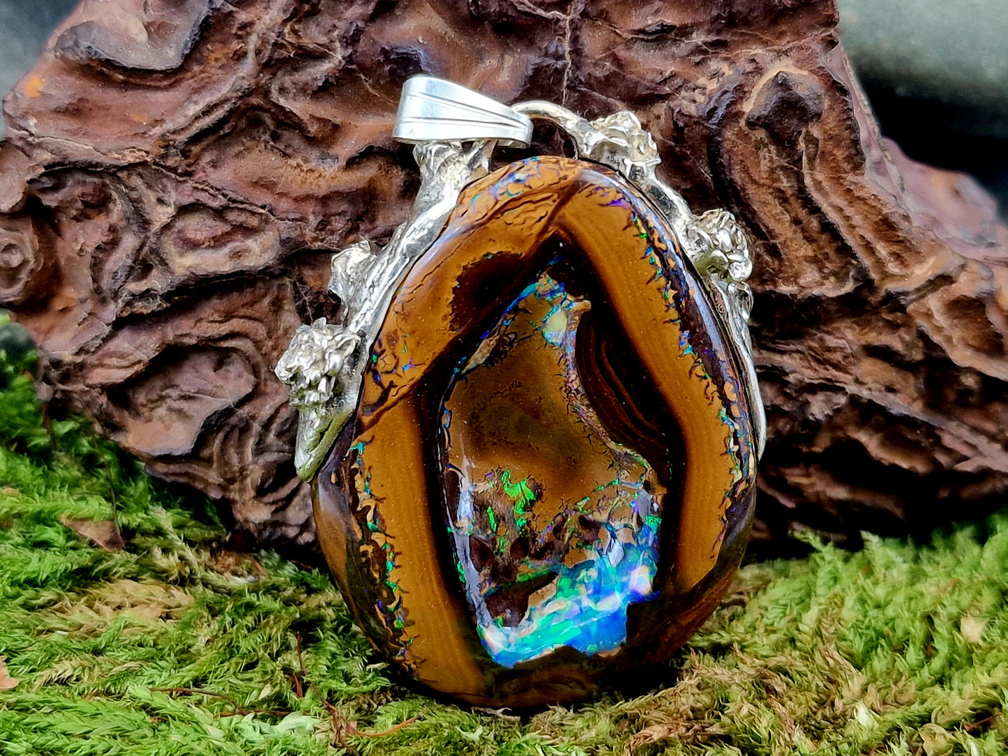 LeoLars-PABE wundervoller Boulder Opal Nuss Anhänger, beidseitig mit brilliantem grün-blauem Opalfeuer und tollem Muster, aus 925er Silber mit Rosenblüten verziert, Unikat, Handarbeit, Unisex