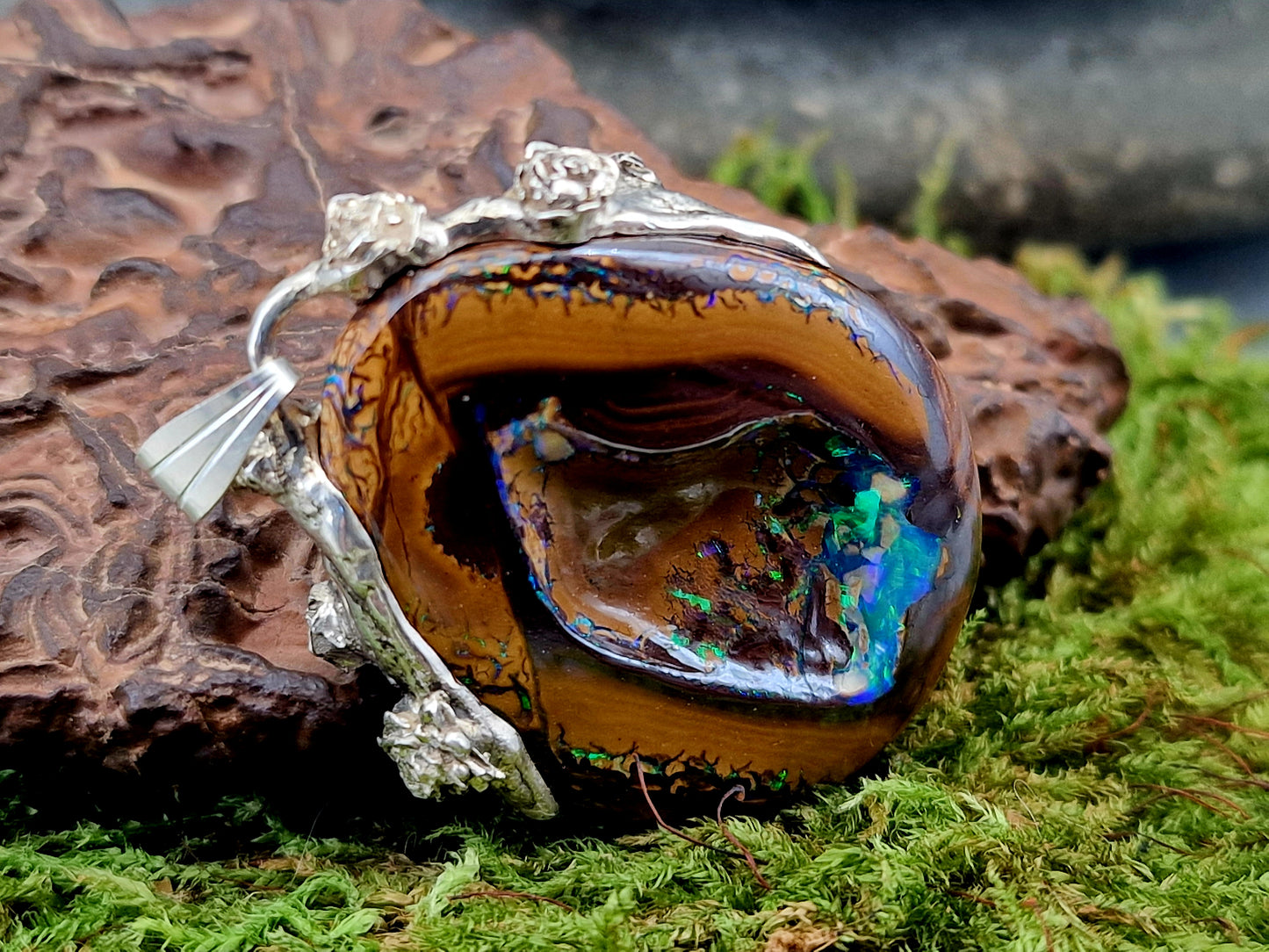 LeoLars-PABE wundervoller Boulder Opal Nuss Anhänger, beidseitig mit brilliantem grün-blauem Opalfeuer und tollem Muster, aus 925er Silber mit Rosenblüten verziert, Unikat, Handarbeit, Unisex