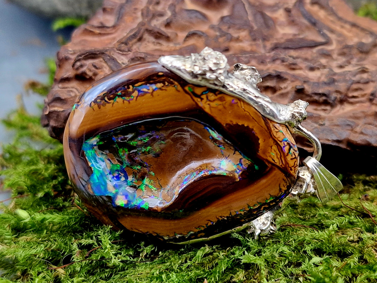 LeoLars-PABE wundervoller Boulder Opal Nuss Anhänger, beidseitig mit brilliantem grün-blauem Opalfeuer und tollem Muster, aus 925er Silber mit Rosenblüten verziert, Unikat, Handarbeit, Unisex