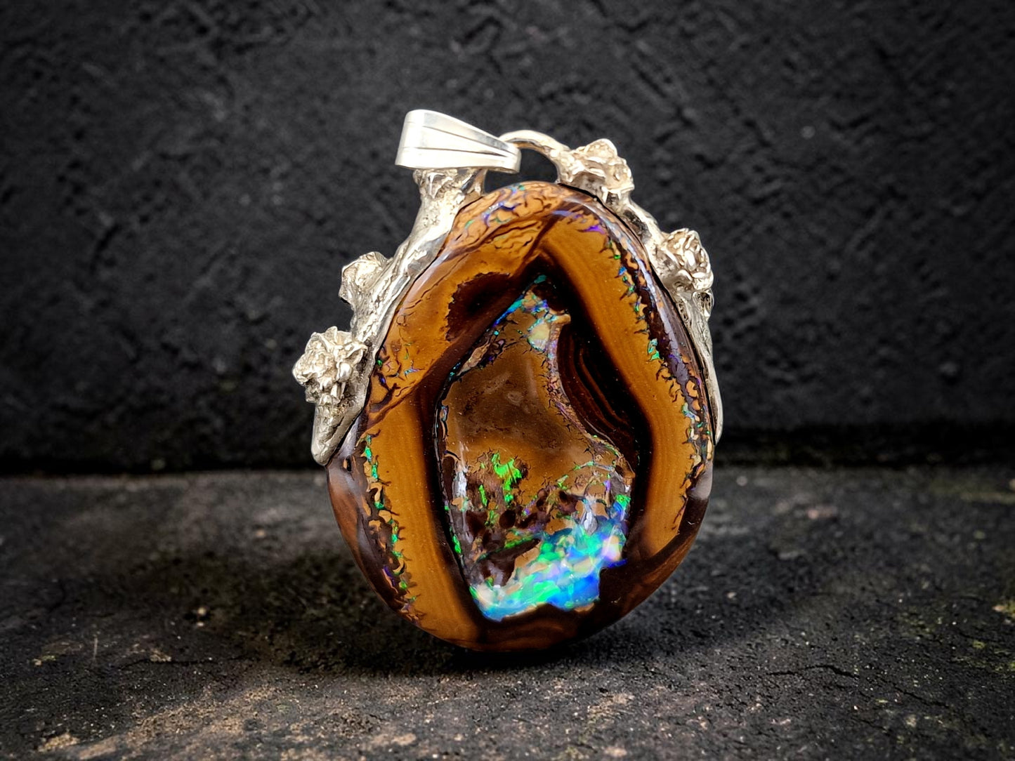 LeoLars-PABE wundervoller Boulder Opal Nuss Anhänger, beidseitig mit brilliantem grün-blauem Opalfeuer und tollem Muster, aus 925er Silber mit Rosenblüten verziert, Unikat, Handarbeit, Unisex