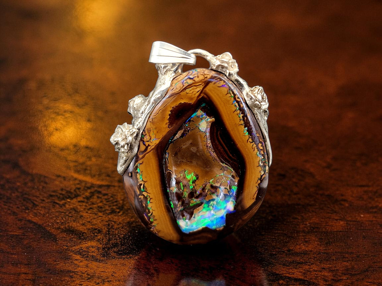 LeoLars-PABE wundervoller Boulder Opal Nuss Anhänger, beidseitig mit brilliantem grün-blauem Opalfeuer und tollem Muster, aus 925er Silber mit Rosenblüten verziert, Unikat, Handarbeit, Unisex