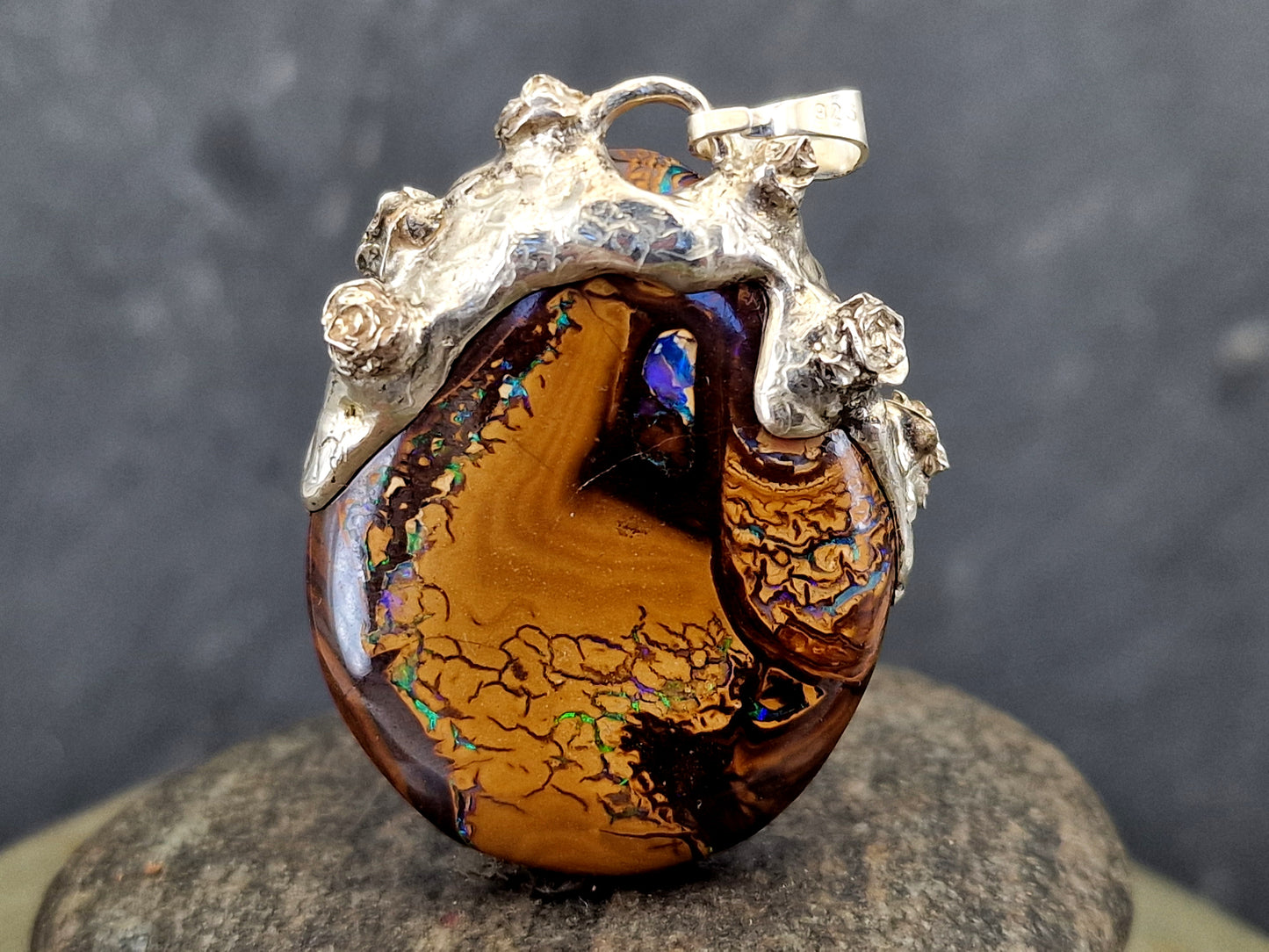 LeoLars-PABE wundervoller Boulder Opal Nuss Anhänger, beidseitig mit brilliantem grün-blauem Opalfeuer und tollem Muster, aus 925er Silber mit Rosenblüten verziert, Unikat, Handarbeit, Unisex