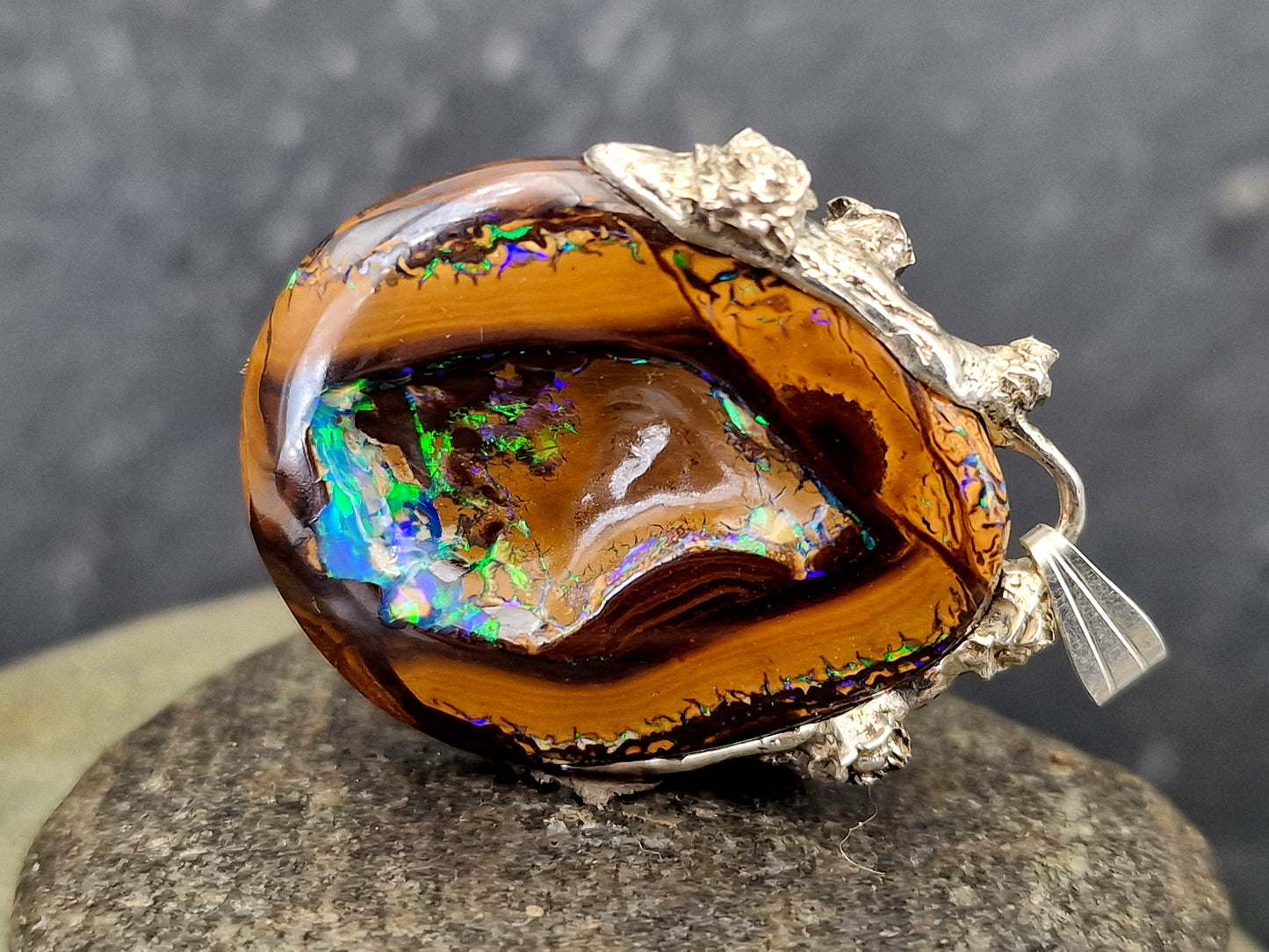 LeoLars-PABE wundervoller Boulder Opal Nuss Anhänger, beidseitig mit brilliantem grün-blauem Opalfeuer und tollem Muster, aus 925er Silber mit Rosenblüten verziert, Unikat, Handarbeit, Unisex