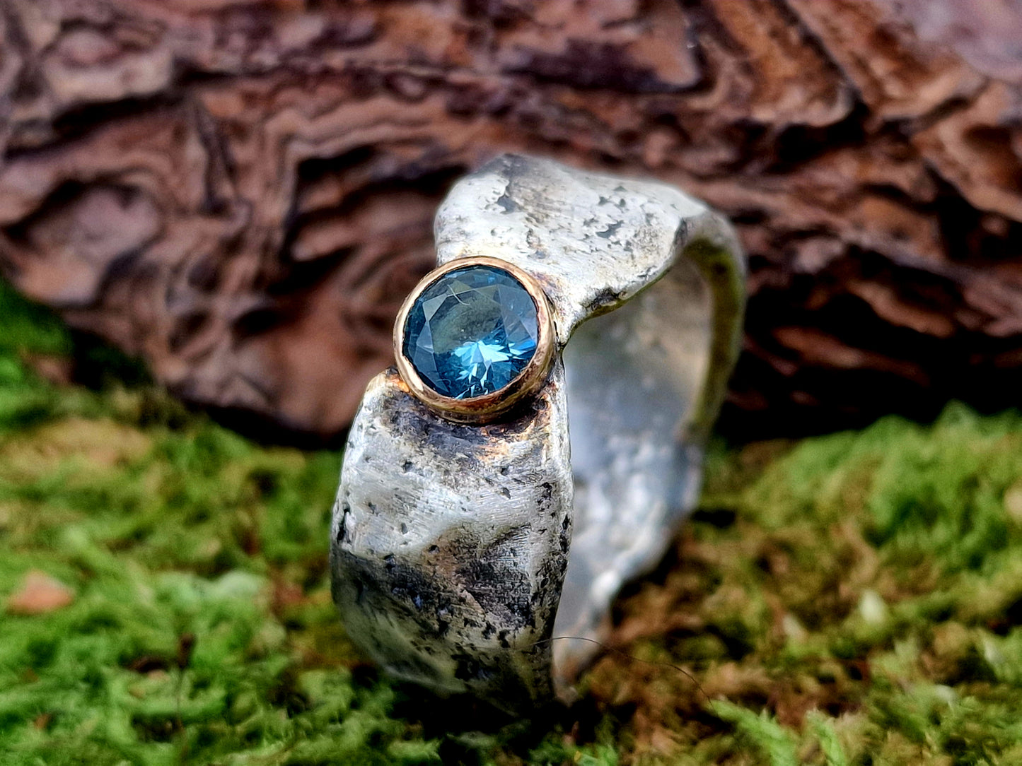 LeoLars-PABE Rustikaler, handgeschmiedeter Aquamarin Design Ring mit 750er Rosegold, Fassung aus 925er Silber, Stein rund facettiert, Unikat, Handarbeit, Gr.61 (19,5)