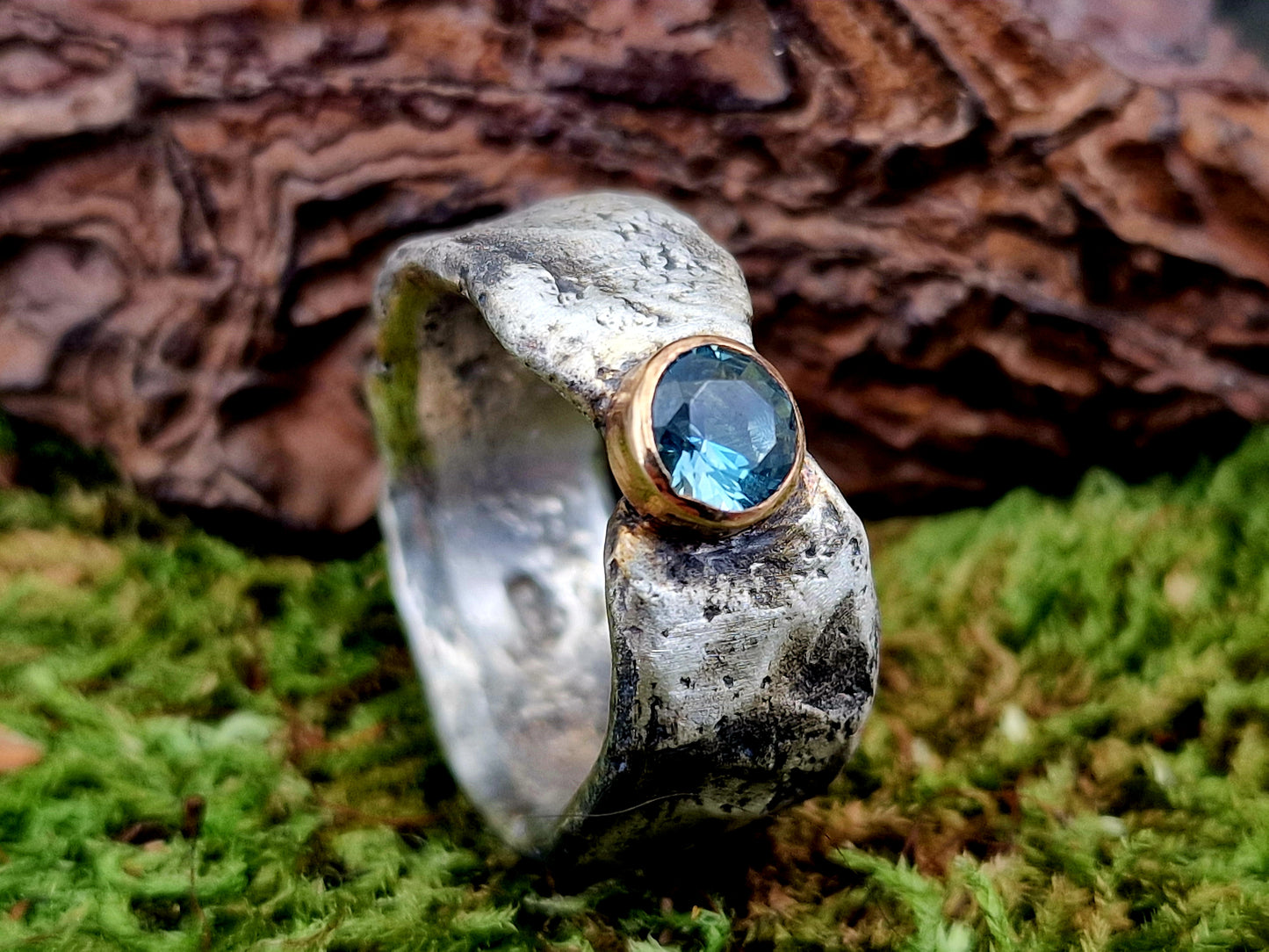 LeoLars-PABE Rustikaler, handgeschmiedeter Aquamarin Design Ring mit 750er Rosegold, Fassung aus 925er Silber, Stein rund facettiert, Unikat, Handarbeit, Gr.61 (19,5)