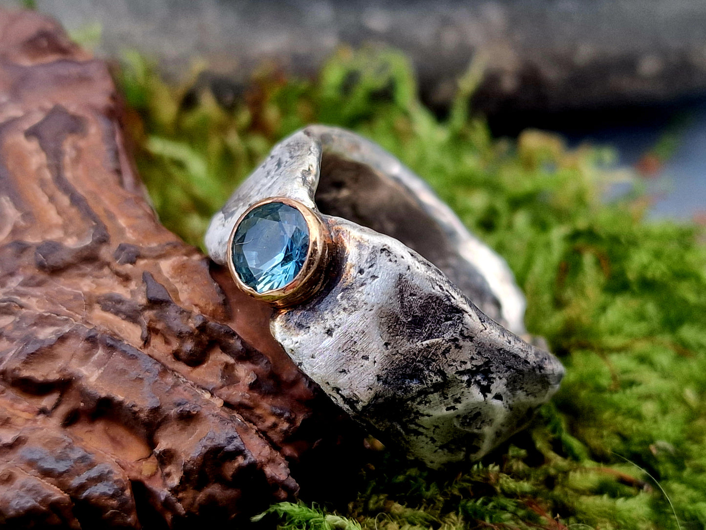 LeoLars-PABE Rustikaler, handgeschmiedeter Aquamarin Design Ring mit 750er Rosegold, Fassung aus 925er Silber, Stein rund facettiert, Unikat, Handarbeit, Gr.61 (19,5)