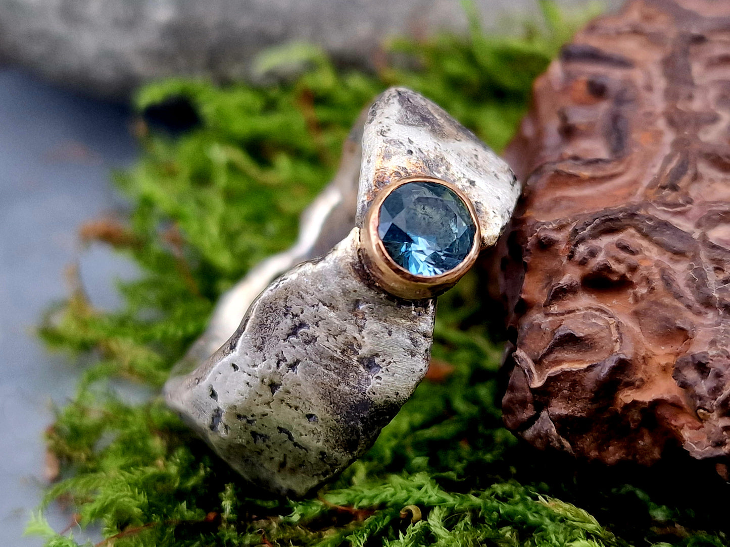 LeoLars-PABE Rustikaler, handgeschmiedeter Aquamarin Design Ring mit 750er Rosegold, Fassung aus 925er Silber, Stein rund facettiert, Unikat, Handarbeit, Gr.61 (19,5)