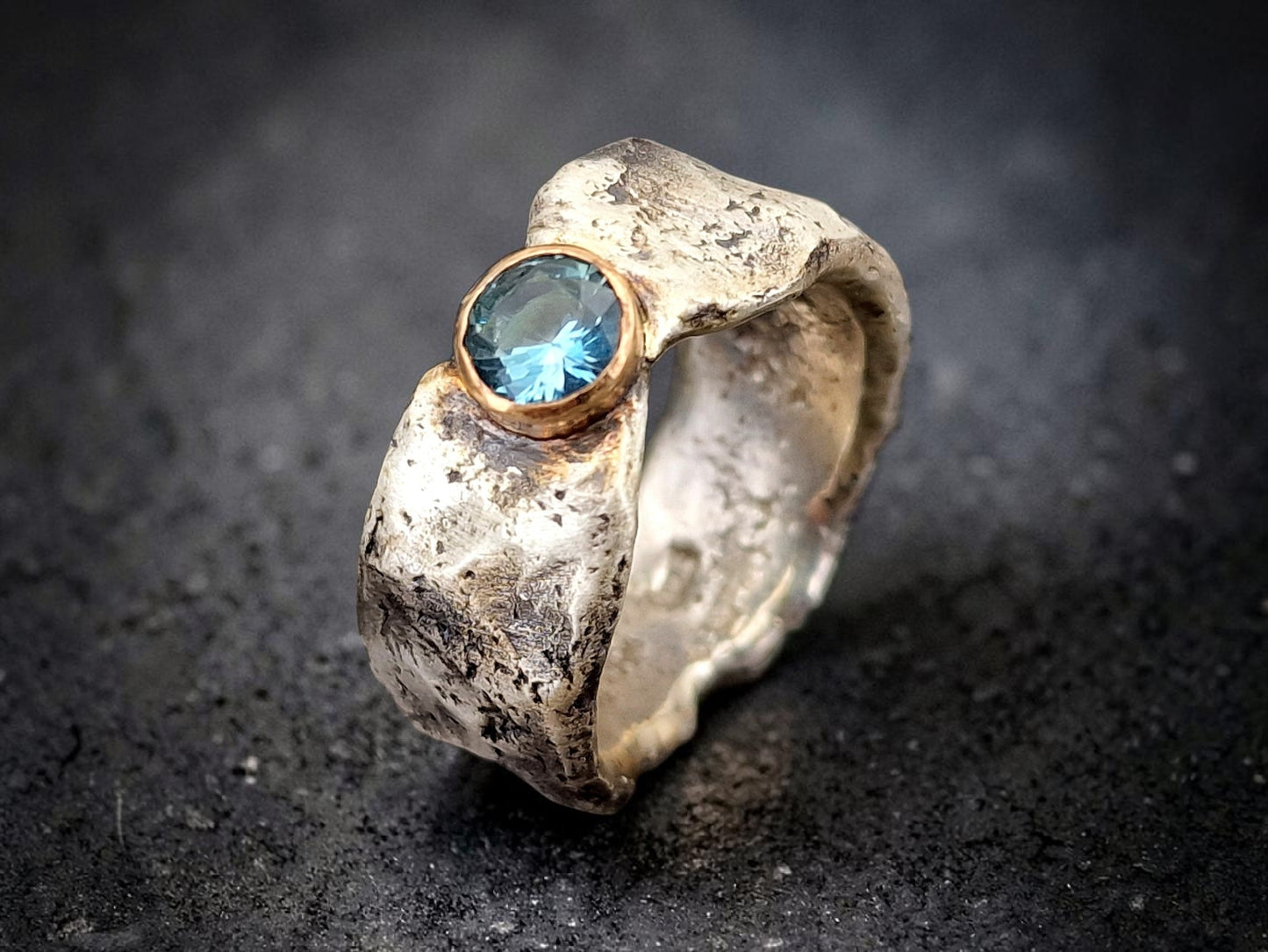 LeoLars-PABE Rustikaler, handgeschmiedeter Aquamarin Design Ring mit 750er Rosegold, Fassung aus 925er Silber, Stein rund facettiert, Unikat, Handarbeit, Gr.61 (19,5)