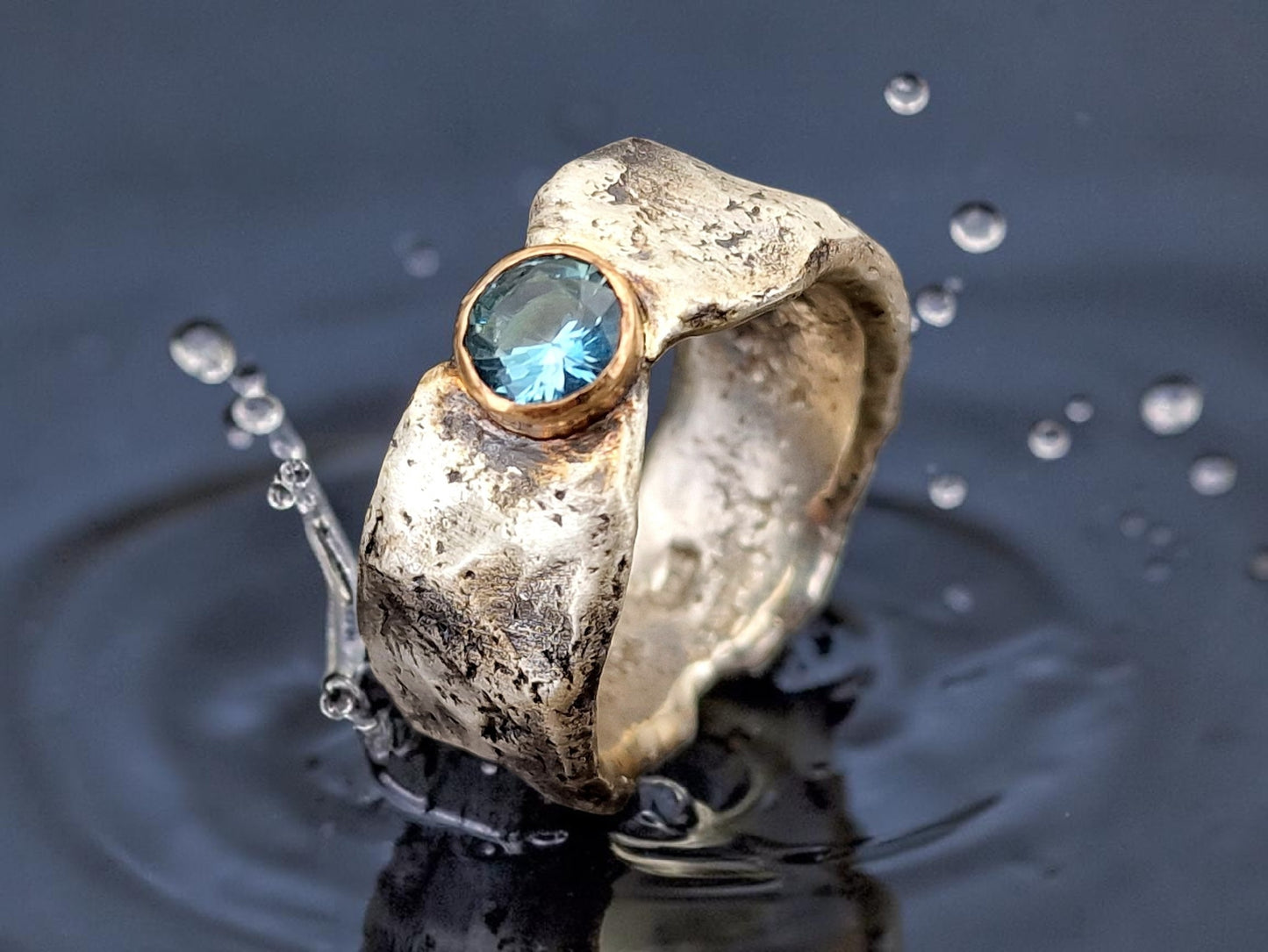 LeoLars-PABE Rustikaler, handgeschmiedeter Aquamarin Design Ring mit 750er Rosegold, Fassung aus 925er Silber, Stein rund facettiert, Unikat, Handarbeit, Gr.61 (19,5)