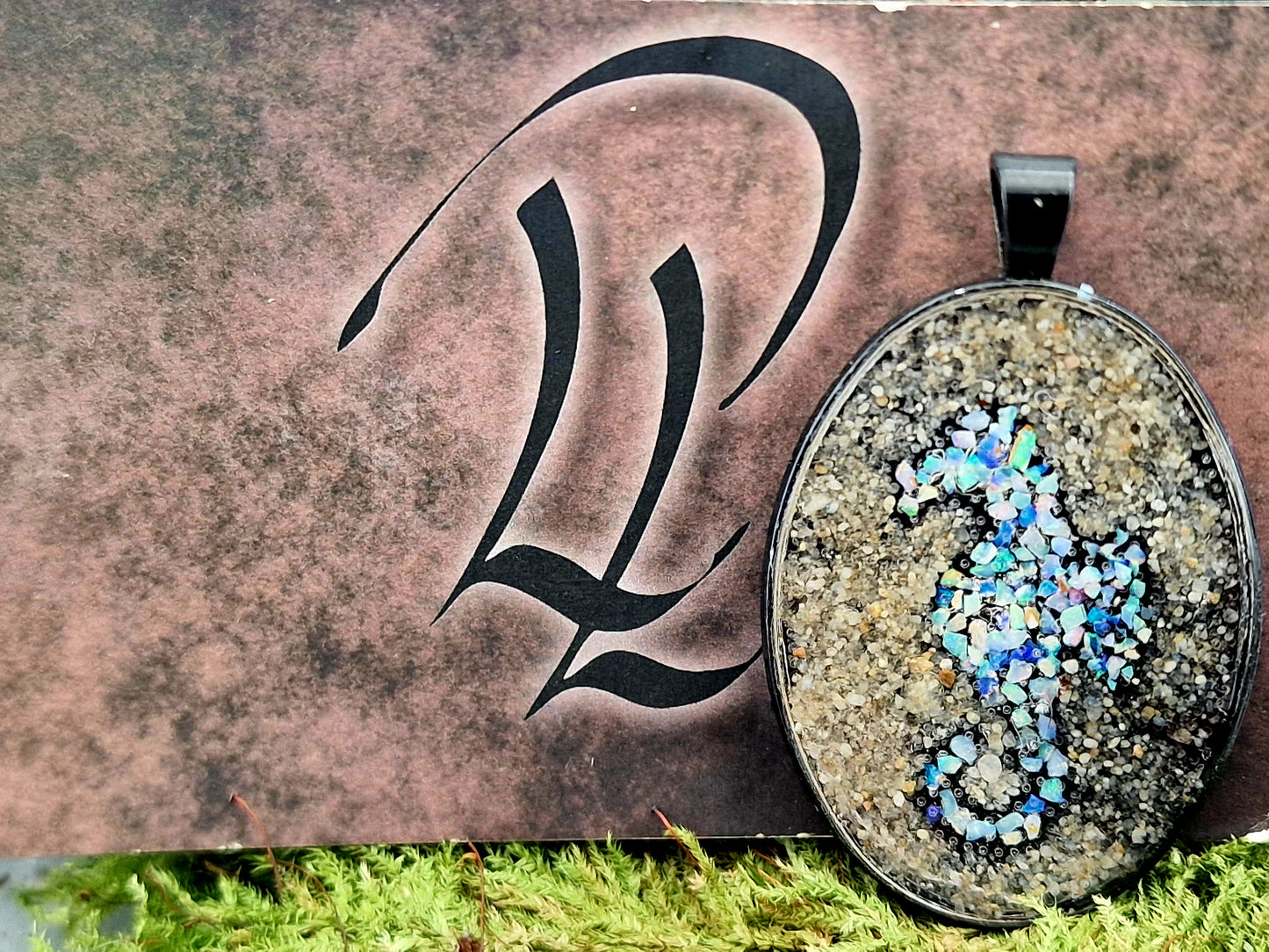 Maritimer schwarzer Edelstahlanhänger mit Sand aus Dangast, Seepferdchen aus bunten Lightning Ridge Opal Splittern, Unikat, von Hand individualisiert, Nr. 157