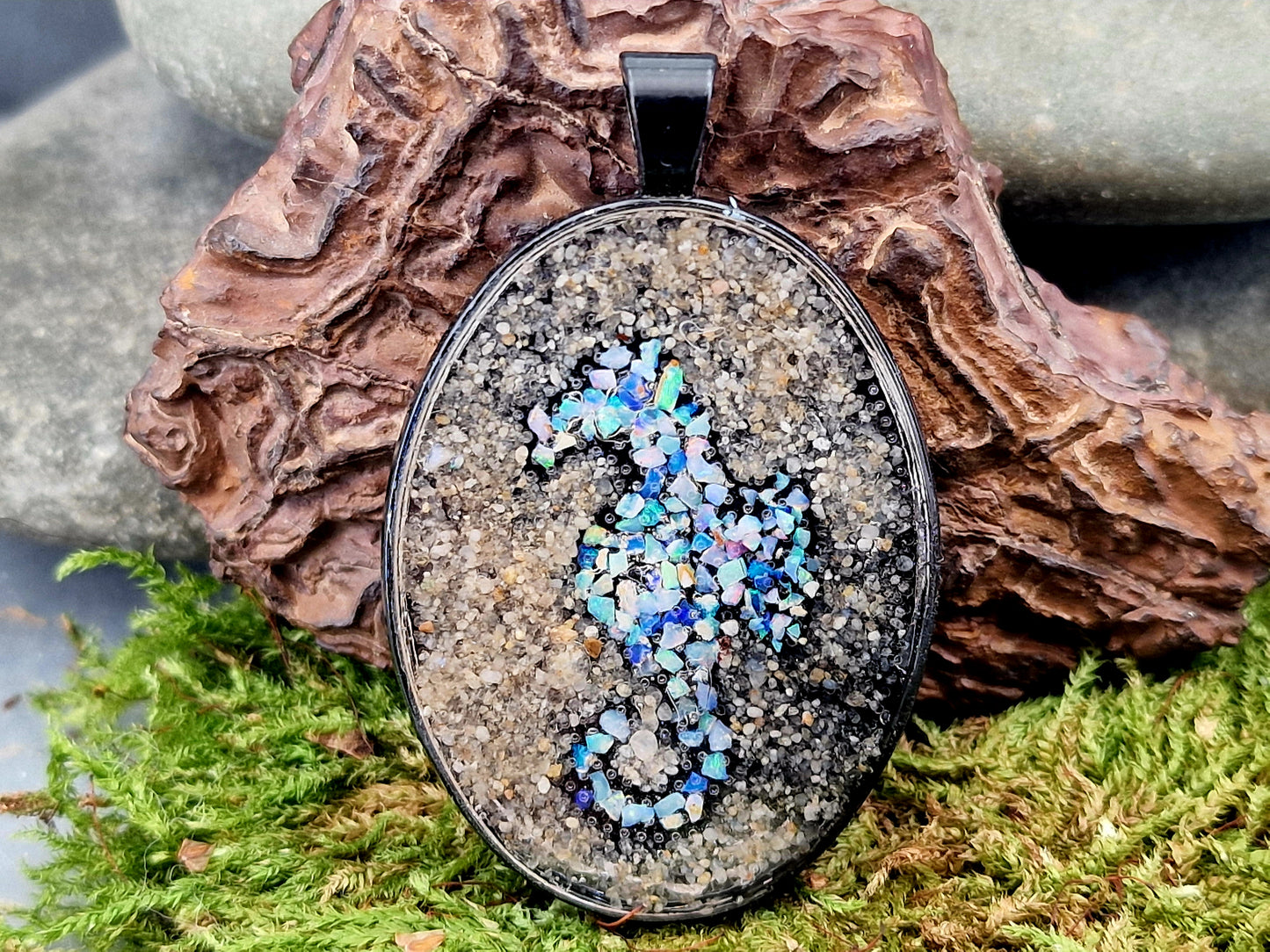 Maritimer schwarzer Edelstahlanhänger mit Sand aus Dangast, Seepferdchen aus bunten Lightning Ridge Opal Splittern, Unikat, von Hand individualisiert, Nr. 157