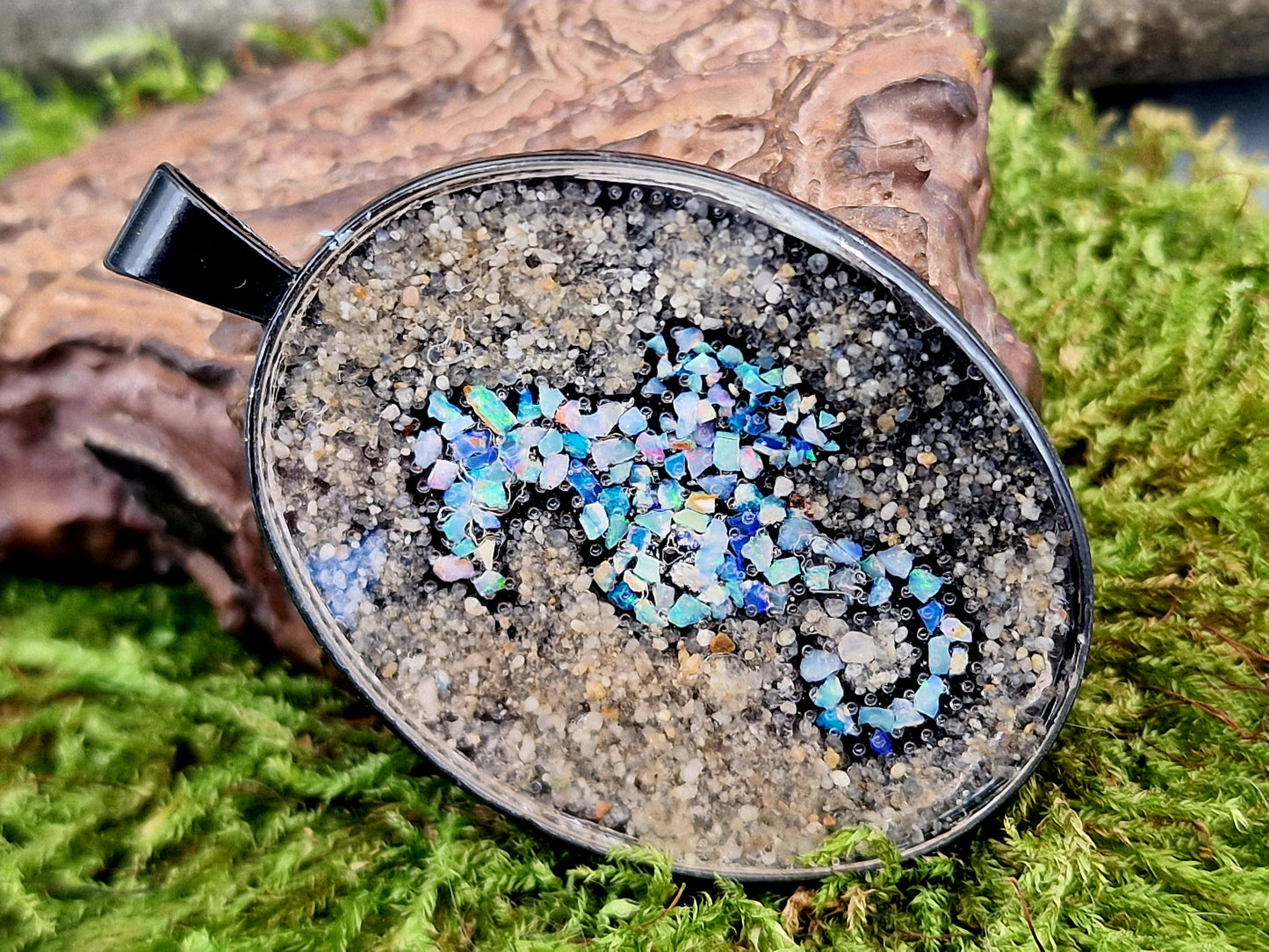 Maritimer schwarzer Edelstahlanhänger mit Sand aus Dangast, Seepferdchen aus bunten Lightning Ridge Opal Splittern, Unikat, von Hand individualisiert, Nr. 157